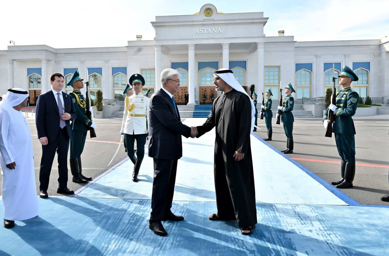 Президент Касым-Жомарт Токаев проводил Наследного принца Абу-Даби шейха Халеда бен Мухаммеда бен Заида Аль Нахаяна в аэропорту Астаны