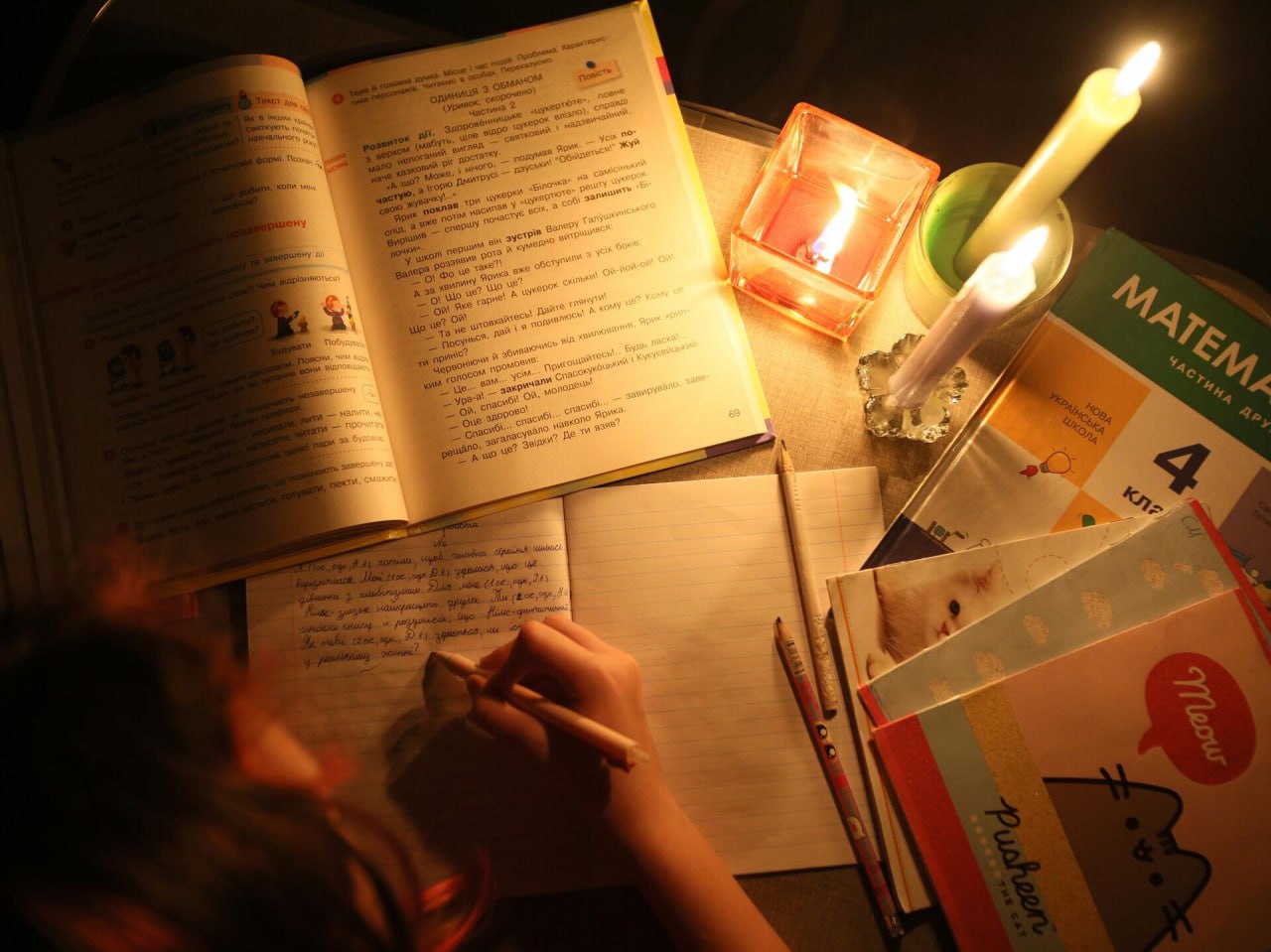 В школах Кыргызстана вводят режим энергосбережения Во всех образовательных учреждениях страны вводятся меры по энергосбережению Об этом сообщает пресс служба Минпросвещения Как уточнили в ведомстве после завершения учебного процесса не позднее чем через 60 минут после окончания всех уроков с учетом времени на уборку классов электроснабжение должно быть отключено При этом ограничения не распространяются на инженерные системы и оборудование обеспечивающие функционирование и сохранность зданий Также новые меры не затронут общежития и другие объекты где проживают учащиеся В ведомстве подчеркнули что сокращения учебных часов или изменений расписания не планируется процесс обучения будет проходить в штатном режиме Подписаться на news24kg Связаться с админом news24kg admin