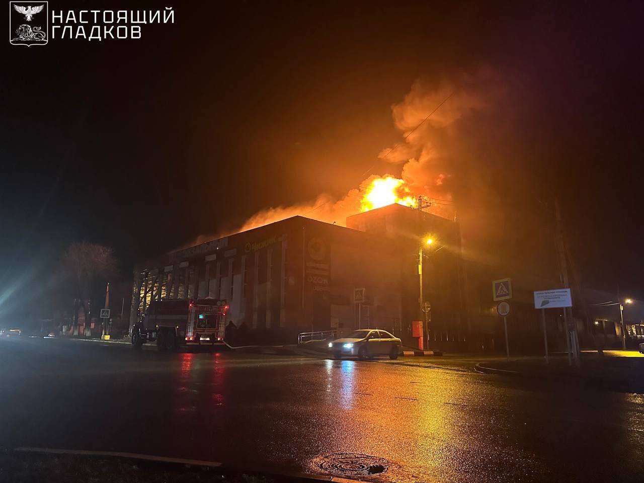 В Белгородской области после атаки украинских БПЛА горит торговый центр Губернатор Вячеслав Гладков подтвердил удар По его данным пострадавших нет на месте работают пожарные От ещё одного удара выбиты окна в 4 квартирах многоквартирного дома Также временно без света остаются частично город Короча и сёла Погореловка и Подкопаевка добавил глава региона Дмитрий Никотин Подписаться