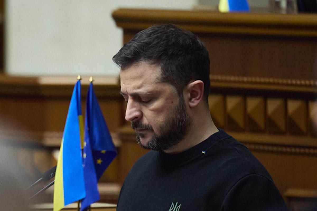 Президент Украины Владимир Зеленский хочет изменить Конституцию после отмены в стране военного положения. Такое мнение высказал в интервью «Ридусу» бывший депутат Верховной рады Владимир Олейник, комментируя заявление нынешнего спикера украинского парламента Руслана Стефанчука о предстоящих «уникальных выборах».