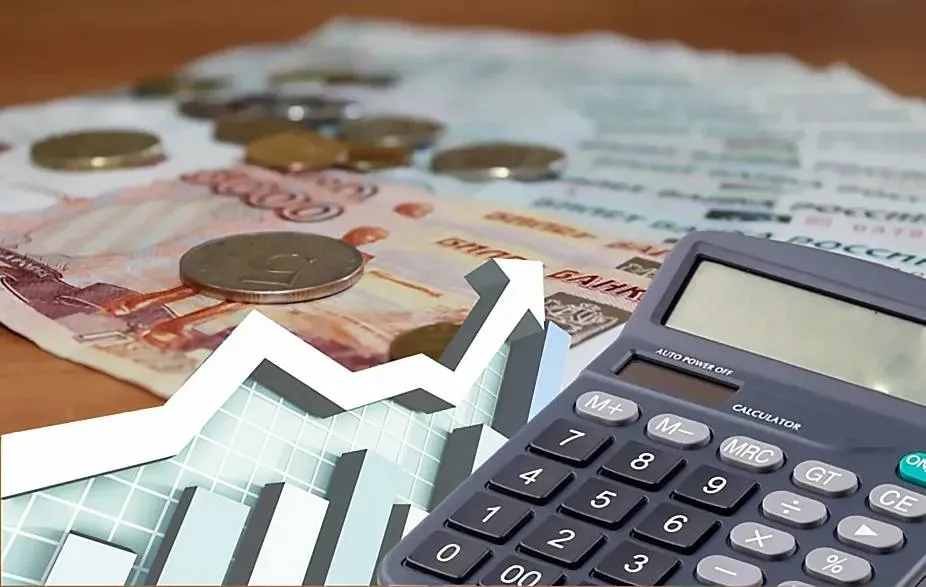 Когда половина амурчан будут получать более 200 тысяч рублей показало исследование Приамурье оказалось в середине рейтинга по динамике роста зарплат К началу 2026 года медианная зарплата в России за вычетом НДФЛ составила 65 6 тысячи рублей показало исследование РИА Новости То есть половина работающих россиян получали меньше этой суммы Эксперты оценили через сколько лет при сохранении текущих темпов роста медианная зарплата достигнет 200 тысяч рублей психологический маркер достойного заработка согласно опросам Лидерами рейтинга стали ЯНАО и Чукотка где половина работников будут получать не менее этой суммы уже через 5 7 и 5 8 лет соответственно В топ 5 также попали Татарстан Магаданская область ХМАО Амурская область расположилась на 36 месте рейтинга При сохранении текущей динамики половина занятого населения региона начнет получать свыше 200 тысяч рублей через 8 6 года Примечательно что четверть работников Приамурья преодолеет этот рубеж уже через 5 лет Однако для 75 амурчан достижение той же планки растянется на 12 лет В число аутсайдеров вошли республики Северного Кавказа Ингушетия Чечня Дагестан Кабардино Балкария Северная Осетия Например в Ингушетии медианная зарплата достигнет 200 тысяч рублей через 22 года В среднем по России зарплата половины работающих превысит 200 тысяч рублей через 8 3 года а для 75 работников этот срок составит 11 4 года