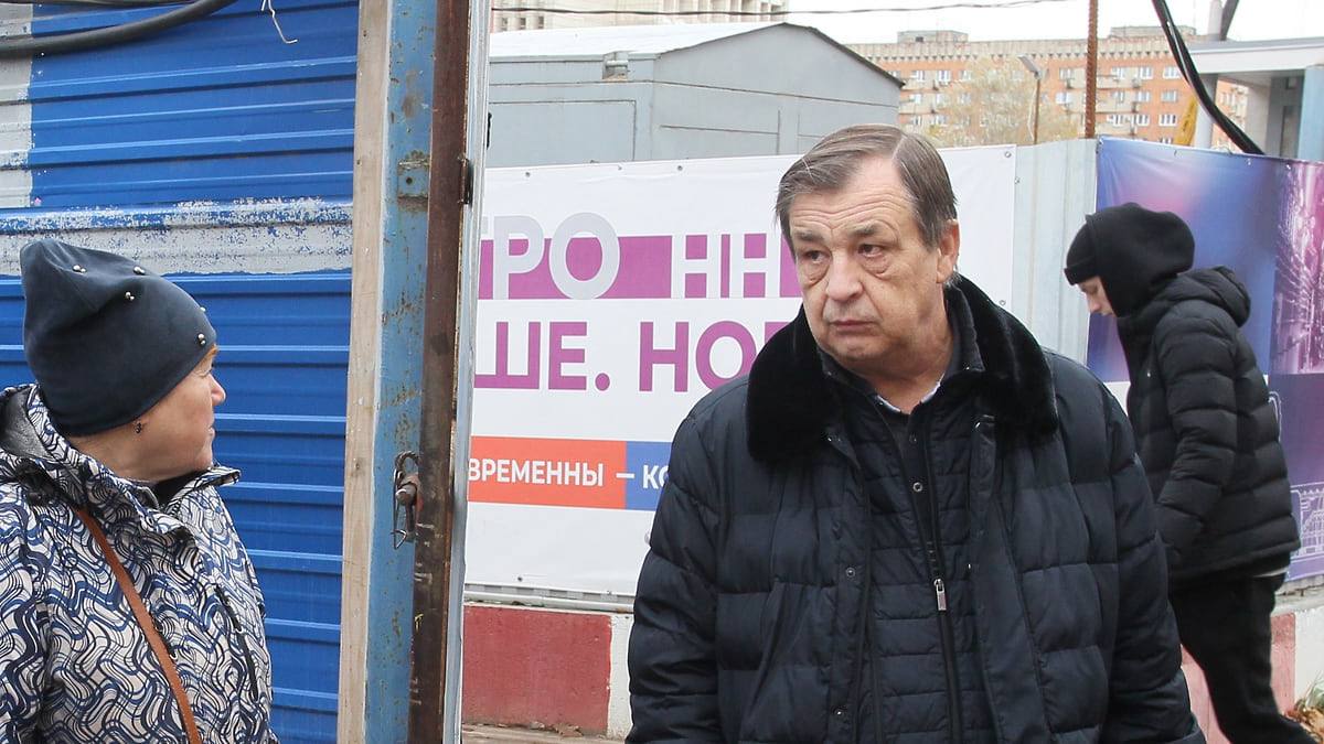 Бывший вице губернатор Нижегородской области учредитель ООО Интерсити экс министр строительства региона Валерий Англичанинов получил 6 лет за мошенничество В чем суть Он похитил 273 млн рублей у 213 дольщиков ЖК Дом на Горького С 2019 по 2022 год Англичанинов фактически руководивший компаниями застройщиками заключал ДДУ Однако обязательства по строительству не выполнил Законы стройки в MAX