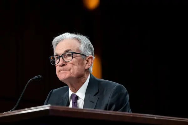 Инфляция в центре внимания на фоне обсуждения снижения ставок ФРС Главным событием недели станет публикация отчёта по индексу потребительских цен CPI за июль во вторник, на фоне ожиданий инвесторов, что Федеральная резервная система ФРС в этом году снизит процентные ставки несколько раз. Аналитики прогнозируют, что уровень инфляции CPI за июль вырос на 2,8% в годовом выражении, немного выше показателя июня — 2,7%. Индекс «core CPI», исключающий волатильные цены на еду и энергию, ожидается на уровне 3% годовых, против 2,9% в июне. Месячное изменение core CPI прогнозируется на уровне 0,3%, что больше, чем 0,2% месяцем ранее. На фоне слабых данных по рынку труда за июль усиливается мнение, что ФРС может начать снижение ставок уже в сентябре. Так, некоторые члены ФРС, например, губернаторы Мишель Боуман и Крис Уоллер, выступают за снижение ставок и выражают несогласие с последним решением ФРС сохранить ставки на прежнем уровне. Аналитики отмечают, что в случае утверждения Стивена Миранна, нынешнего председателя Совета экономических советников при президенте, на должность члена Совета управляющих ФРС, количество голосов за снижение ставок в сентябре может увеличиться. Подписаться — Верным курсом