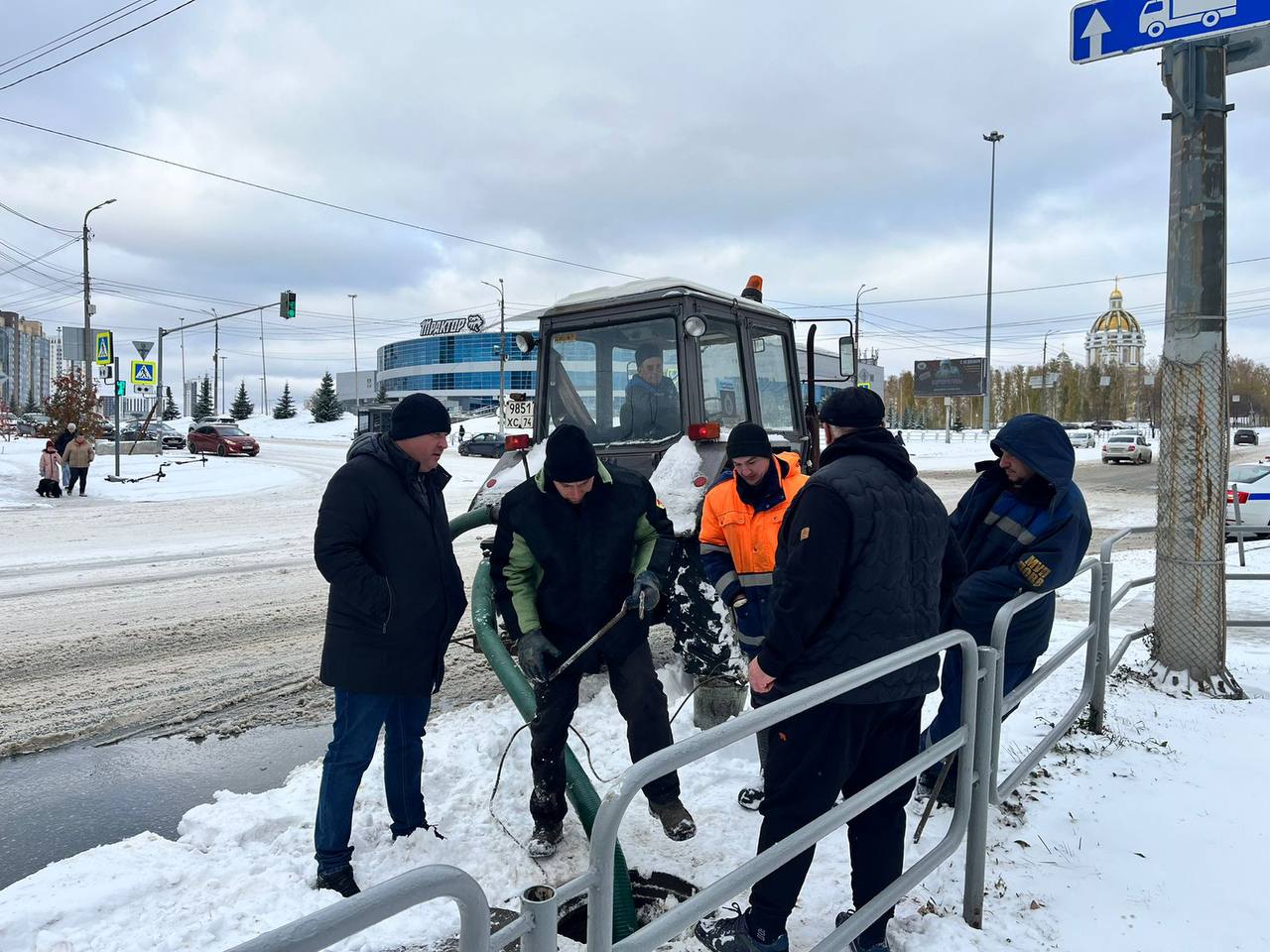 Не успели наступить холода, как в Челябинске снова начались потопы из-за прорывов труб  В этом году первая такая авария произошла у ледовой арены «Трактор». Затопило перекресток улиц 250-летия Челябинска и Салавата Юлаева. Как сообщили в администрации города, прорвало трубу диаметром 500 мм.   Коммунальщики устраняют последствия. Близлежащие дома переключили на временную схему водоснабжения.