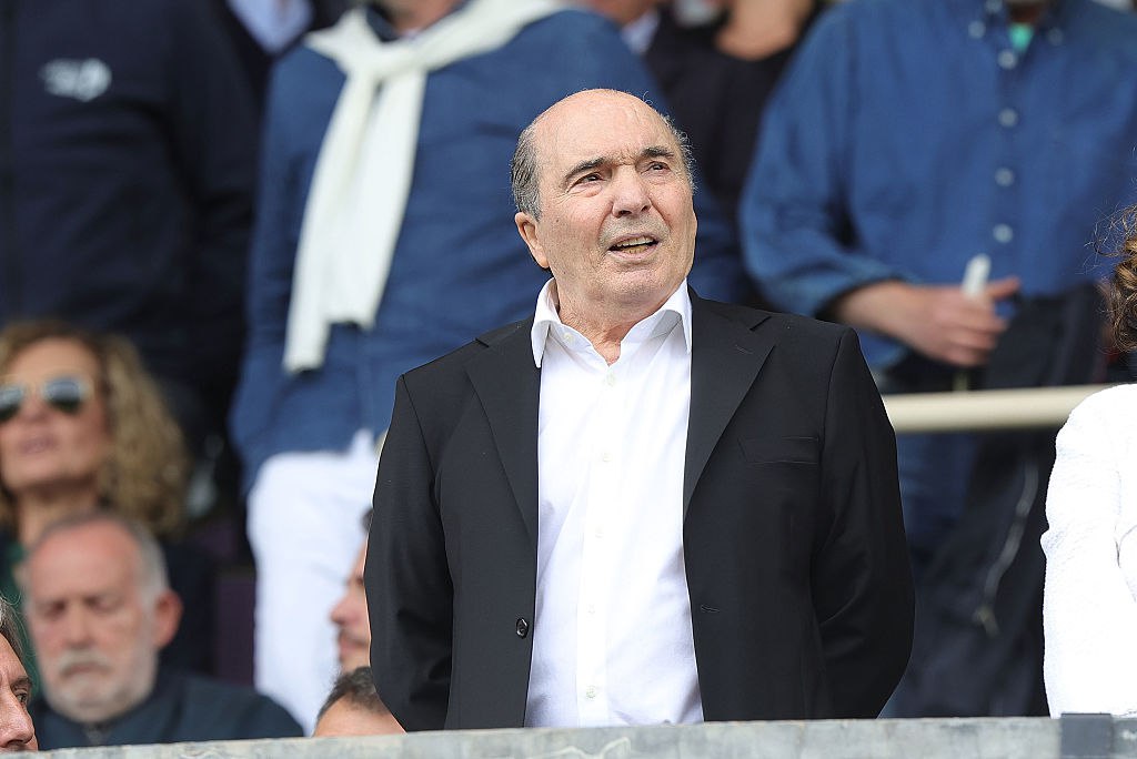 Президент Фиорентины Рокко Коммиссо скончался на 77 м году жизни Об этом сообщается на сайте итальянского футбольного клуба Отмечается что Коммиссо умер после продолжительной болезни Тренировочный центр Фиорентины Виола Парк получит имя американского бизнесмена Коммиссо основатель Mediacom одной из крупнейших сетей кабельных телеканалов в США приобрел Фиорентину в 2019 году После этого команда дважды выходила в финал Лиги конференций 2023 2024 и один раз в финал Кубка Италии 2023 В нынешнем сезоне Фиорентина занимает 18 е место в Серии А набрав 14 очков в 20 матчах Getty Images Подписаться на РБК Спорт