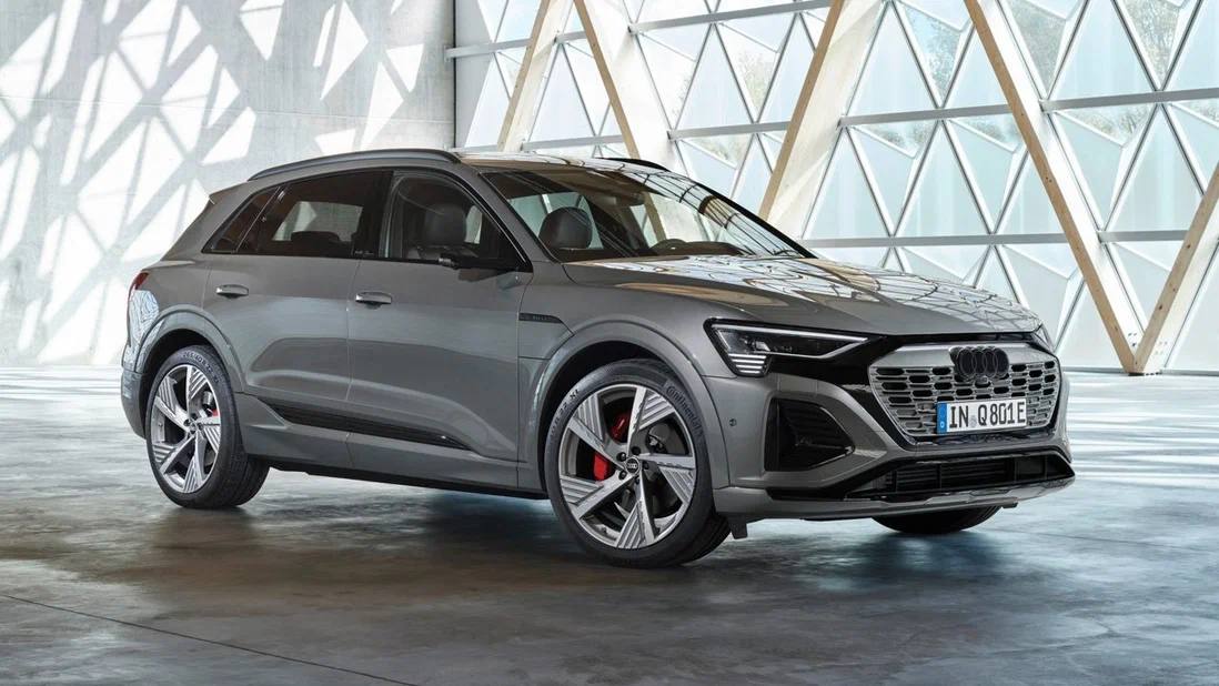 Audi Q8 e-tron скоро снимут с производства  Компания постепенно сворачивает работу своего завода в бельгийском Брюсселе, который ждёт закрытие.  В отличие от более современных электрических моделей, Audi Q8 e-tron базируется на той же платформе, что и бензиновая «восьмёрка». Это делает её более дорогой и менее гибкой в производстве. Следующее поколение, если оно появится, наверняка будет базироваться на платформе PPE, как и другие премиальные электромобили концерна.