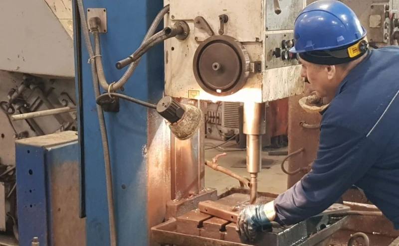 Рост зарплат в Липецкой области с начала года достиг 17,6% Среднемесячная номинальная зарплата в Липецкой области в январе-апреле 2025 года выросла на 17,6% по сравнению с аналогичным периодом прошлого года, до 71,8 тыс. руб. В прошлом году этот показатель составлял 61 тыс. руб. Об этом сообщил губернатор региона Игорь Артамонов по итогам заседания рабочей группы по борьбе с нелегальной занятостью. Наиболее стабильный рост зарплат наблюдается в Липецке, Грязинском и Тербунском районах, а также в Липецком округе. При этом в Воловском и Измалковском округах динамика отстает.
