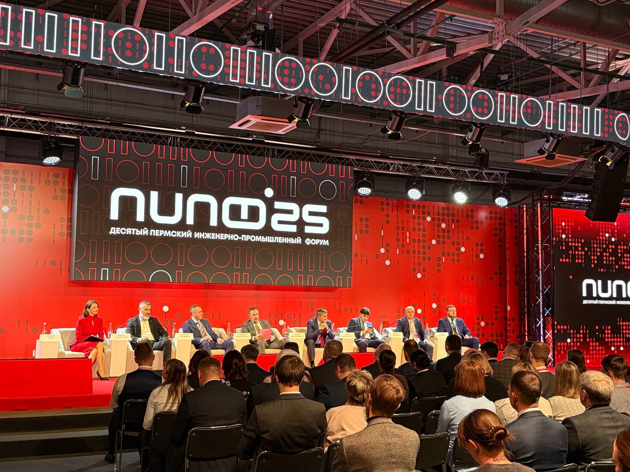 На пленарном заседании форума Создано в Пермском крае губернатор Дмитрий Махонин обозначил ключевые ориентиры экономического развития региона Губернатор подчеркнул что 2026 год станет определяющим для дальнейшего развития экономики и промышленности Основой остаются нефтегазопереработка производство удобрений и машиностроение отрасли которые демонстрируют устойчивый рост По его словам предприятия среднего бизнеса ещё недавно работавшие в объёме сотен миллионов рублей сегодня выходят на обороты в миллиарды что отражается в почти двукратном росте валового регионального продукта В крае сохраняется высокая инвестиционная активность запускаются проекты в добыче и переработке сырья модернизируются промышленные мощности Значительное количество заявок на льготные кредиты в Фонде развития промышленности подтверждает интерес предпринимателей Махонин отметил что при более мягкой кредитно денежной политике регион сможет реализовать ещё более амбициозные планы rbc perm