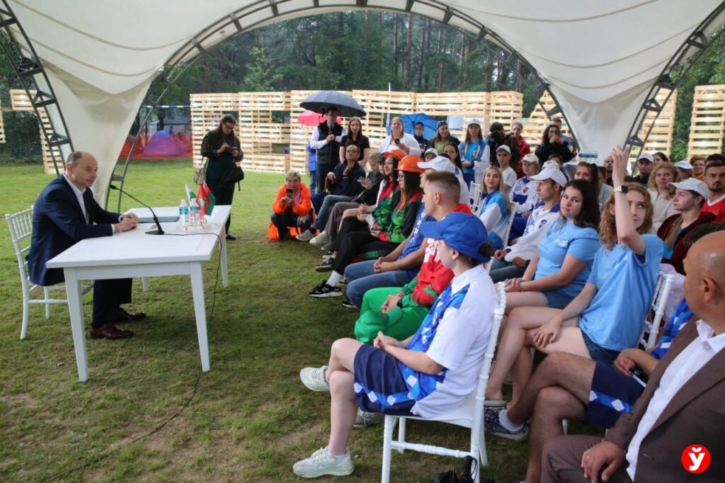 #TourFest-2025: губернатор встретился с молодежью Минской области  Сегодня в Березинском районе стартовал областной молодежный слет, собравший почти 400 участников из всех уголков Минщины. Губернатор Алексей Кушнаренко открыл фестиваль и провёл с ребятами открытый диалог.    Говорили о многом — соцсетях, жилье для молодых специалистов, личных авторитетах и даже эмоциональном выгорании. Глава области отметил важность честной обратной связи и предложил рассмотреть продление льготного кредита для молодых специалистов.    В завершение — фото на память. Ни один участник не ушёл без снимка с губернатором  #Минскаяобласть #Кушнаренко    Подпишись — Минская правда MLYN.by