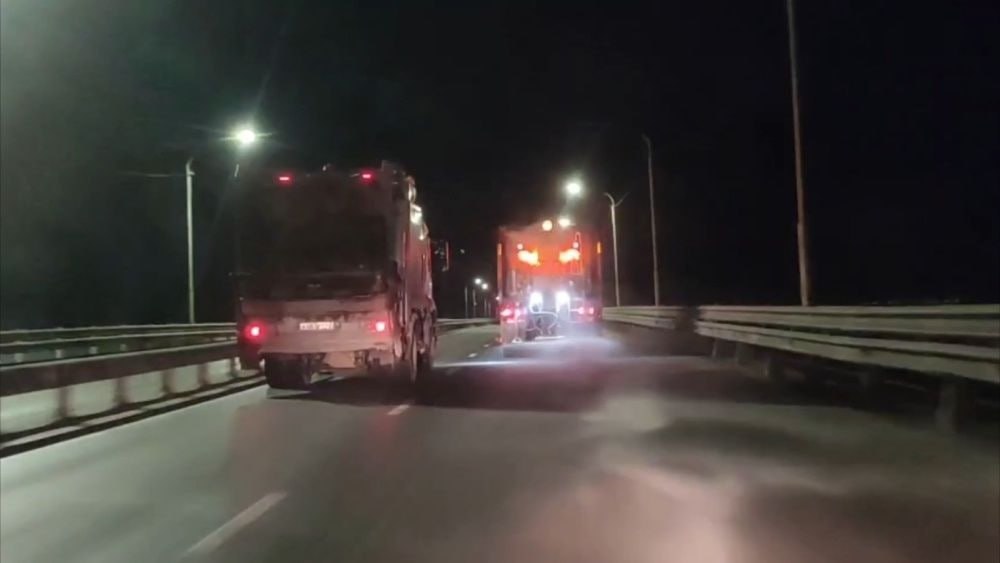 В Кирове приступили к зимнему содержанию дорог После заморозков прошедшей ночью комбинированные машины распределили противогололедные материалы на проезжей части также спецтехника работала на тротуарах Под особым контролем мосты путепроводы спуски и подъемы В связи с похолоданием прекращена мойка проезжих частей Приборка прилотковых частей продолжается в ручном режиме очистка проезжих частей и подметание производится механизировано Подписаться