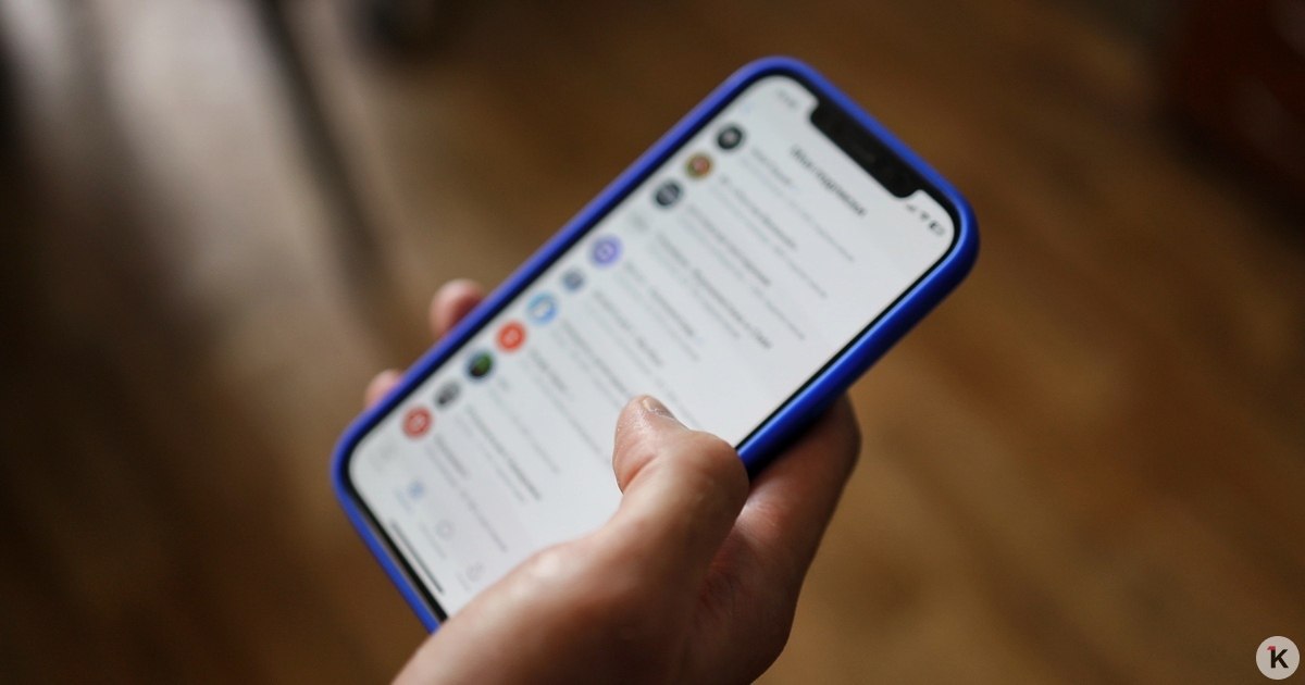 Операторы связи предупредили абонентов о возможном временном ограничении мобильного интернета Однако сервисы из белого списка будут работать В целях обеспечения мер безопасности в вашем районе возможны временные ограничения в работе мобильного интернета Но мы сделали так чтобы вы смогли пользоваться привычными цифровыми сервисами даже когда нет интернета такси Госуслугами и другими ресурсами говорится в сообщении Кроме того обычные звонки и СМС работают без изменений В белый список входят VK Oдноклассники Mail ru платформа Max маркетплейсы Ozon и Wildberries сервисы Яндекса Дзен Rutube сайт платёжной системы Мир личные кабинеты операторов связи Билайн Мегафон МТС Ростелеком T2 и другие
