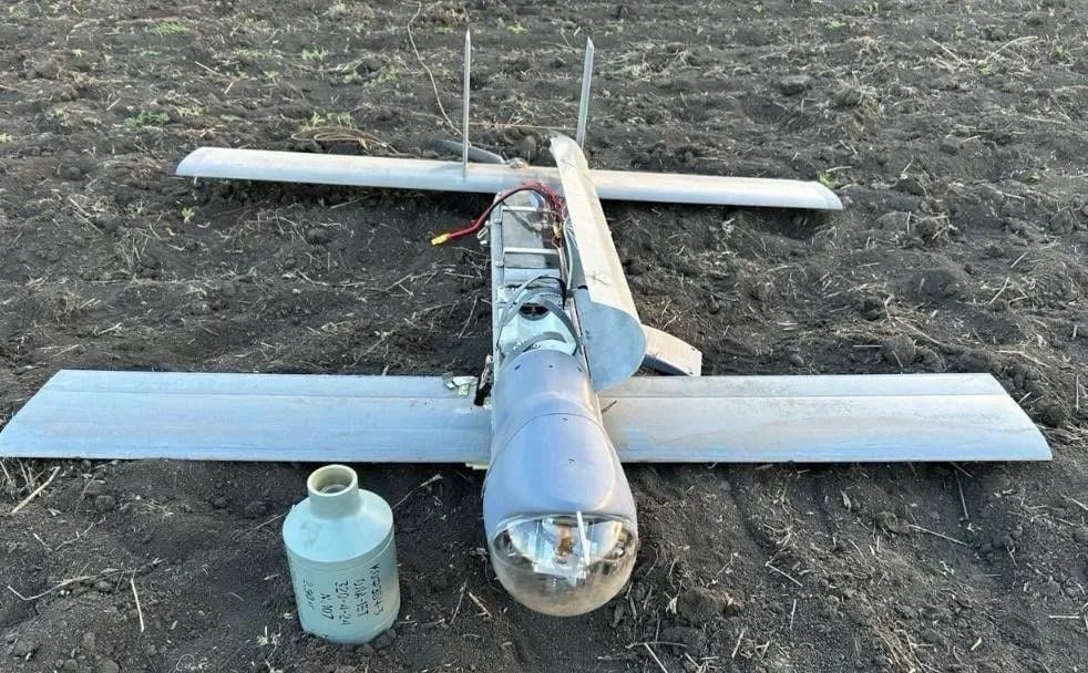 Враги познакомились с новым «умным» российским дроном V2U По доступным Киеву данным, дрон V2U с электродвигателем может находиться в воздухе до 1 часа и крейсерскую скорость в 60 км/ч. Боевой радиус составляет 100 километров. Запуск осуществляется с пневматической катапульты. V2U, имеющий размах крыла 1,2 метра несет боевую часть весом до 3,5 кг. Замечено его использование с комбинированной кумулятивно-осколочно-фугасной боевой частью. Ключевым в дроне являются «мозги», а также канал связи с оператором через мобильную связь. Спасибо украинским операторам. Главный компонент «мозгов» Nvidia Jetson Orin. Это готовое модульное решение для работы искусственного интеллекта от разработчика и производителя графических процессоров, видеокарт и других компьютерных компонентов. Модуль «дружит» с миникомпьютером, а всё вместе стоит меньше 450 долларов. Нужно ещё прикупить флешку на 128 гигабайт для хранения базы данных по распознаванию местности и целей.
