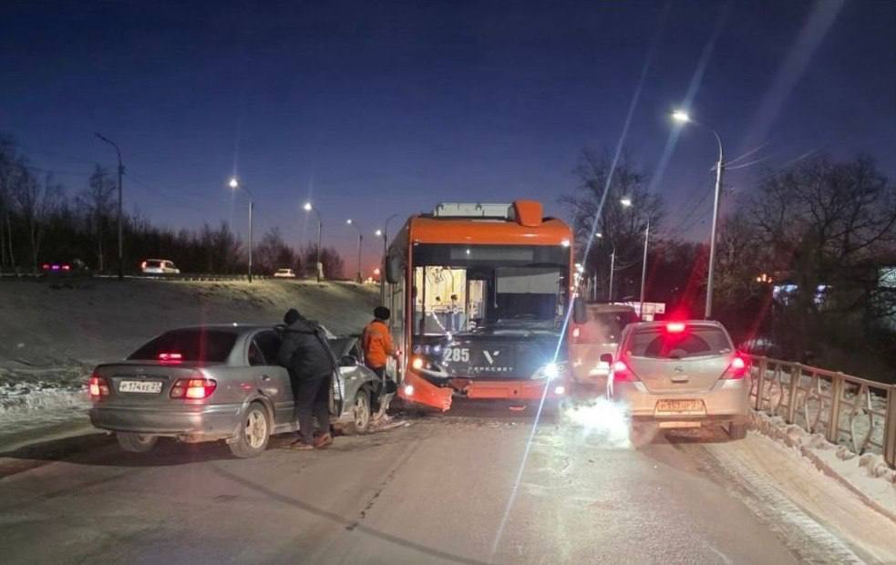 В Хабаровске легковой автомобиль Nissan Bluebird столкнулся с троллейбусом на улице Трехгорной Пассажиры в троллейбусе не пострадали но обе машины требуют ремонта Причиной аварии стали скользкие дороги Кстати Хабаровск