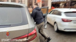 За что задержан Не знаю Сейчас узнаешь Жителя Оренбурга задержали по подозрению в мошенничестве в крупном размере По данным СМИ это экс кандидат на должность мэра  Кадрам задержания делятся в ФСБ Сообщается что ранее одна из коммерческих организаций хотела приобрести право аренды в отношении высоколиквидного земельного участка в регионе Об этом узнал житель города  Он сообщил руководству организации что может повлиять на процесс заключения договора между Росимуществом и этой фирмой а также на проведение торгов через несуществующих чиновников За это он потребовал 1 4 млн рублей  Возбуждено уголовное дело по ч 3 ст 30 ч 4 ст 159 УК РФ  По данным Orenday задержанный экс кандидат на должности главы Оренбурга и Махачкалы бывший руководитель ИФНС России по Промышленному району