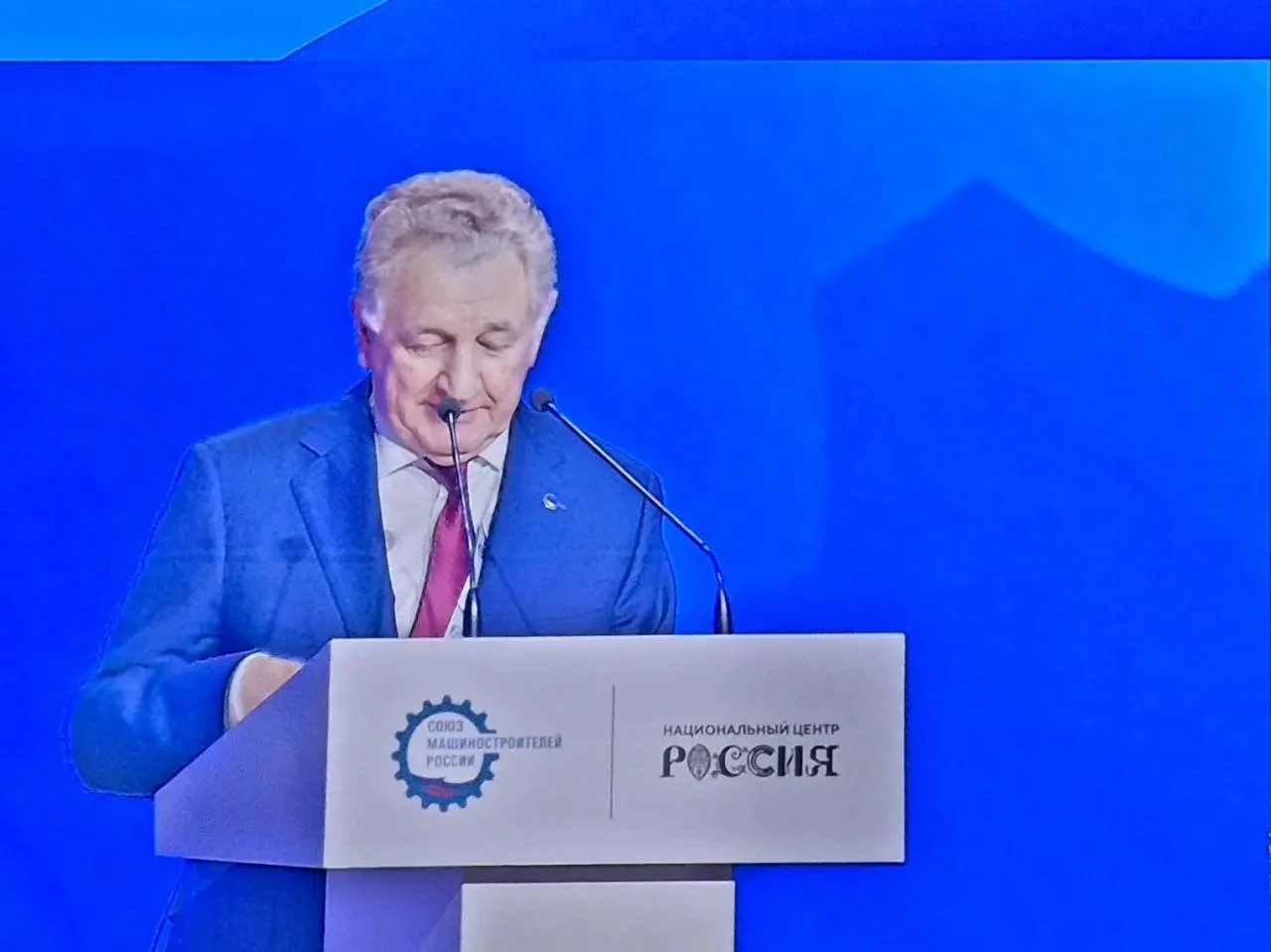 На съезде выступил куратор Калужского регионального отделения член Бюро Союза машиностроителей России заместителя генерального директора ГК Ростех Николай Анатольевич Волобуев Он рассказал о профориентационных проектах калужского СоюзМаш и об инициативах которые были поддержаны на законодательном уровне Среди них целевые места в техникумы и колледжи Николай Анатольевич отметил достижения Калужской области в проведении Многопрофильной олимпиады Звезда Напомним количество участников в этом году в 24 раза превысило прошлогодний результат с 500 человек до 12 000 Спикер отметил Считаю это большое достижение для региона которое осуществилось благодаря договору о последующем открытии второй экзаменационной площадки СоюзМаш СоюзМашКалуга Калуга МГТУимБаумана ОлимпиалдаЗвезда