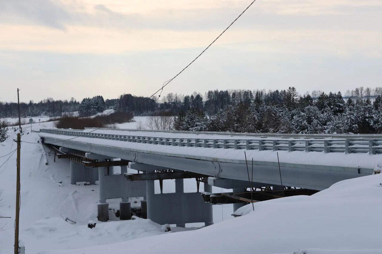 В Вавожском районе после ремонта ввели в эксплуатацию мост через реку Валу Подрядчик заменил опорные части моста построенного в 1993 году Для этого потребовалось поднимать всю конструкцию Также были восстановлены береговые опоры несущие элементы конструкции заменены перильные и барьерные ограждения рассказал начальник отдела организации ремонта и содержания искусственных дорожных сооружений Управтодора Максим Зоренко Обновленный мост это железобетонное сооружение грузоподъемностью до 80 тонн Его протяженность 226 метров Мост принят на гарантийное обслуживание Движение по нему открыто Весной подрядная организация должна еще раз проверить обновленные конструктивные элементы Всего в 2025 году в Удмуртии отремонтировали и реконструировали 15 мостов в работе находятся 6 объектов Этот список увеличится в течение года сообщила пресс служба правительства региона