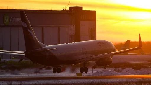 Аэрофлот теперь летает по программе «мокрого» лизинга с iFly  Новая фишка, введённая с сентябрьским законом – аренда самолетов вместе с экипажем, страхованием и техобслуживанием.   Аэрофлот получил 3 лайнера Airbus A330-300. На первом этапе интеграции компания задействует эти самолеты на рейсах из Москвы в пункты Дальнего Востока.  Билеты в классе «эконом» на эти рейсы будут продаваться по фиксированным «плоским» тарифам.