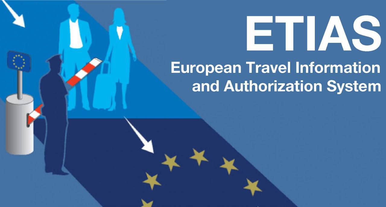 Еврокомиссия предлагает втрое повысить плату за въезд в Евросоюз для иностранцев  Разрешение на поездку ETIAS будет обязательным условием для въезда в ЕС для граждан стран, не входящих в ЕС, которым не требуется виза. С учетом "роста инфляции" размер платы будет увеличен с 7 до 20 евро на человека.  С запуском системы ETIAS, что ожидается в конце 2026 года, гражданам стран, не входящих в ЕС, нужно будет пройти ряд процедур  кроме оплаты  - подать онлайн-заявку, указать личные данные, ответить на вопросы службы безопасности.