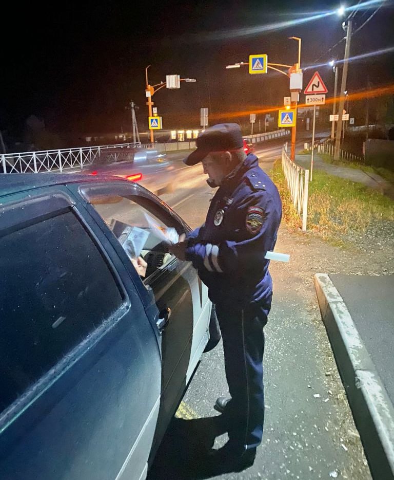 В Республике Алтай сегодня, 4 октября, пройдёт рейд «Нетрезвый водитель».  Инспекторы будут вести массовую проверку водителей транспортных средств с целью выявления и пресечения фактов управления транспортными средствами в состоянии опьянения.  Госавтоинспекция Республики Алтай призывает граждан сообщать о фактах управления водителями транспортными средствами в состоянии алкогольного или наркотического опьянения по телефонам  38822  28-777 или 9-24-97.