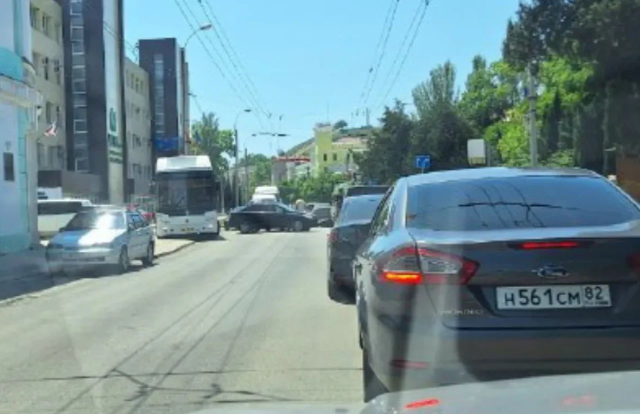На Кирова произошла авария  В Керчи 9 июня на улице Кирова произошла авария. Столкнулись несколько автомобилей. Об этом в группе «Ситуации на дороге« сообщают горожане,- передает КерчьФМ  О пострадавших не сообщается. Движение в сторону по одной полосе было затруднено... подробнее