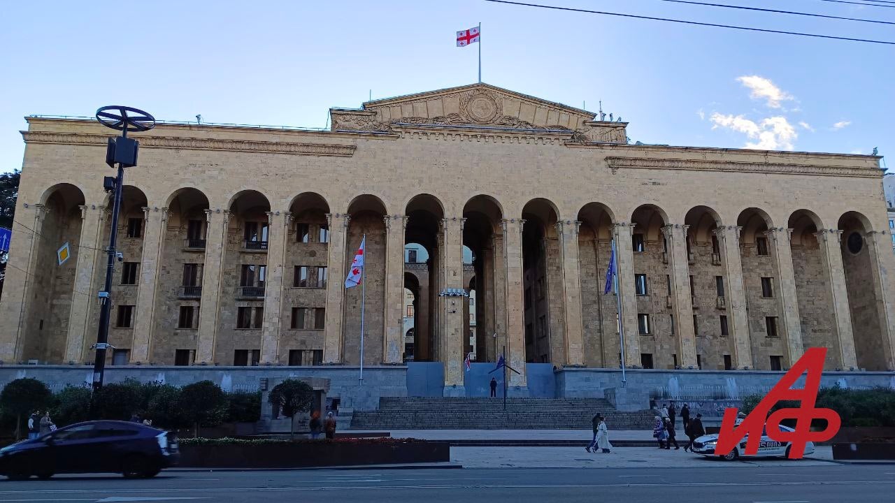 Площадь перед парламентом в Тбилиси и улицы города сейчас выглядят так — все спокойно  Корреспондент АиФ сегодня, в день голосования, находится в Грузии. Никаких намеков на возможные беспорядки пока не наблюдается. Рядом со зданием парламента — полицейская машина с силовиками внутри, на площади почти никого.  Фото: Сергей Леонов / АиФ