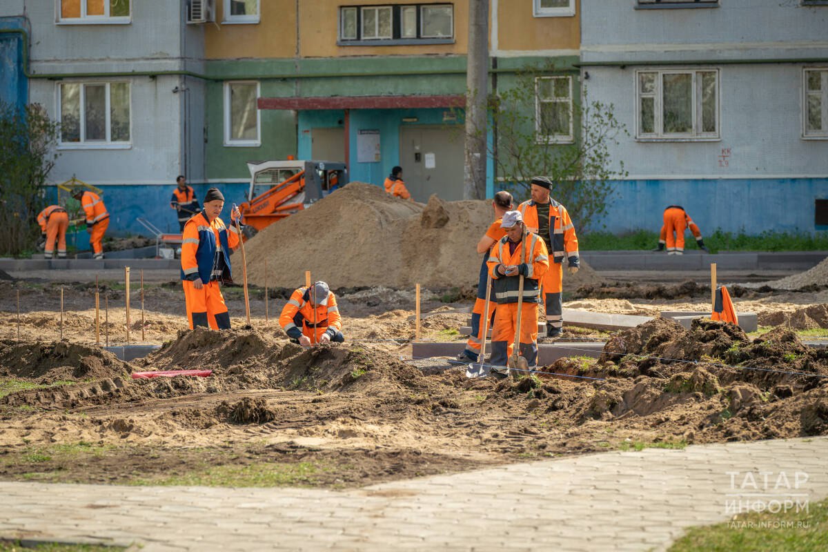 В столице Татарстана в 2025 году отремонтируют 170 участков дорог Из бюджета Татарстана и города в этом году на дорожные работы выделят почти 20 млрд рублей, сообщил замруководителя горисполкома Игорь Куляжев. «Наконец-то мы получаем те средства, о которых давно мечтали», – прокомментировал мэр Казани Ильсур Метшин. Больше всего денег направят на замену изношенного асфальта на ключевых магистралях города – 6 млрд рублей. Работы затронут более 1 млн кв. метров дорог. Какие участки дорог обновят, рассказали сегодня в мэрии города.