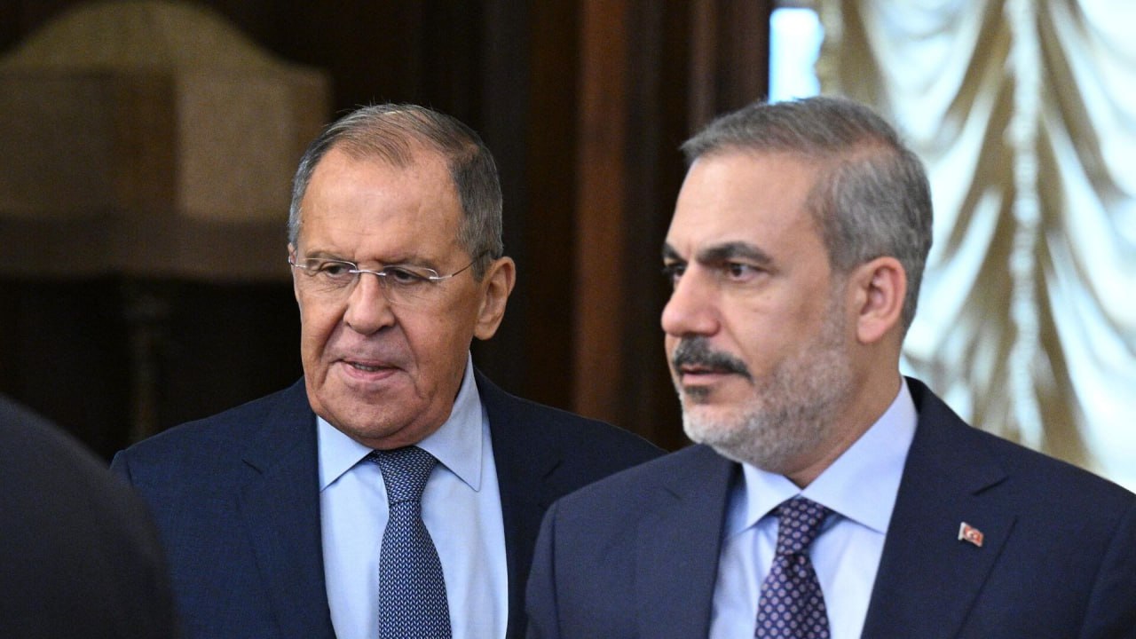 В МИДе России назвали темы переговоров Сергея Лаврова с Хаканом Фиданом  В ходе визита министра иностранных дел Турции в Москву будут обсуждать ситуацию вокруг переговоров Москвы и Киева. В центре внимания также вопросы безопасности судоходства в Чёрном море, уточнили в российском дипломатическом ведомстве. Отмечается, что Москва и Анкара, кроме того, вносят весомый вклад в процесс нормализации ситуации в Сирии.   Там добавили, что турецкий министр посетит российскую столицу 25-27 мая.     Подпишись на «Говорит Москва»