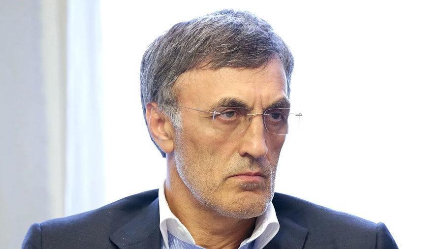 Второй экстремистской семьей могут стать враги Керимова Генпрокуратура потребовала признать экстремистским объединением семью экс депутата Госдумы Магомеда Гаджиева пишут Интерфакс Ведомости и РБК До этого экстремистским объединением суд признавал только семью журналиста Александра Невзорова Преследование Гаджиева в том числе его включение в число иноагентов началось после его конфликта с Сулейманом Керимовым писал Проект В его семью также включили Нину Коломийцеву которая публично обвиняла Керимова в преследовании Детали Иск о признании экстремистским объединением семьи Гаджиева Генпрокуратура подала в Советский районный суд Махачкалы по поручению генерального прокурора Игоря Краснова пишет Интерфакс В деле по данным Ведомостей 11 ответчиков сам экс депутат его сын Магомедрасул Гаджиев сестра Раисат Гаджилова отец Тажудин Гаджиев зять Магомед Гаджилов Нина Коломийцева которую издание называет сожительницей Гаджиева а также ее отец и мать Игорь и Марина Авдеевы  Также в числе ответчиков три юрлица Усадьба в Кадашах владелец согласно Спарку сын экс депутата Квинтэссэнс гендиректор мать Коломийцевой и Сулакнеруд владелица сестра политика пишут Ведомости  Генпрокуратура требует изъять у владельцев и передать государству активы Гаджиева и его семьи общей стоимостью 2 млрд рублей рассказал источник Ведомостей Среди имущества которое должно быть передано государству здания в центре Москвы и участки в подмосковном Рождествено где находится пансионат Снегири Управления делами президента перечисляет РБК  Необходимость признать семью экстремистским объединением в иске по данным РБК объясняется так Гаджиев выразил готовность сотрудничать с западными спецслужбами в обмен на предоставление ему иностранного гражданства о чем сообщил на видеозаписи Речь вероятно идет о появившемся в 2023 году в российских Z каналах видео 1 2 3 4 которое по данным Новой газеты Европа было впервые опубликовано румынским медиа RBN На нем как утверждается Гаджиев говорит что поддерживает Украину и готов рассказать много что в отмен на европейский паспорт  Также в иске как пишет РБК говорится что Департамент государственной эффективности США DOGE выявил что за информацию Гаджиев получил не меньше 45 млн долларов от властей США Агентству не удалось найти подтверждений в англоязычных СМИ Польский сайт Geopolityka со ссылкой на документы в ноябре писал что Гаджиев держал на счету в США более 45 млн долларов Позднее российские СМИ со ссылкой на этот же ресурс писали 1 2 что банк на фоне заявления главы DOGE Илона Маска о платежах из бюджета США террористическим группам начал проверять источник средств Публикации об этом на Geopolityka найти не удалось  Преследование Гаджиева началось в мае 2023 года когда его внесли в реестр иноагентов Минюст объяснил это решение поддержкой властей Украины В действительности как писал Проект за включением в реестр скрывался коммерческий конфликт Признание политика иноагентом пролоббировал член Совфеда Керимов рассказал изданию источник Сенатор также добился заведения Гаджиева уголовного дела сообщил собеседник журналистов  Гаджиев и Керимов были бизнес партнерами с 1990 х когда Гаджиев занимал важные посты в Дагестане курировал рыбный промысел и сбор налогов а Керимов только делал первые шаги в бизнесе В 2020 х годах между Гаджиевым и Керимовым начался бизнес конфликт  Нина Коломийцева модель и создательница бренда одежды Yaspis Румынское издание RBN называло ее фактической женой Гаджиева Новая газета Европа подтверждала что между ними есть связь В апреле Коломийцева рассказывала в Instagram что за ней ухаживал Керимов но она отказывалась расходиться с любимым поэтому сенатор начал ее преследовать Ее историю перепечатало в том числе издание Сплетник 1 2 Контекст Иск Генпрокуратуры свидетельствует о расширении практики использования законодательства против оппозиции для сведения счетов в бизнесе Подпишитесь на Агентство
