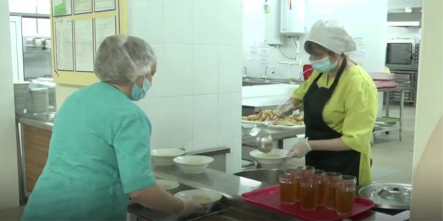 В Саратовской области с 1 января 2026 года вводится масштабная социальная поддержка для семей Бесплатным питанием будут обеспечены все школьники региона с 1 по 11 классы Кроме того для детей проживающих в сельской местности и в малых городах с населением до 100 тысяч человек будет организовано бесплатное посещение детских садов и групп продленного дня