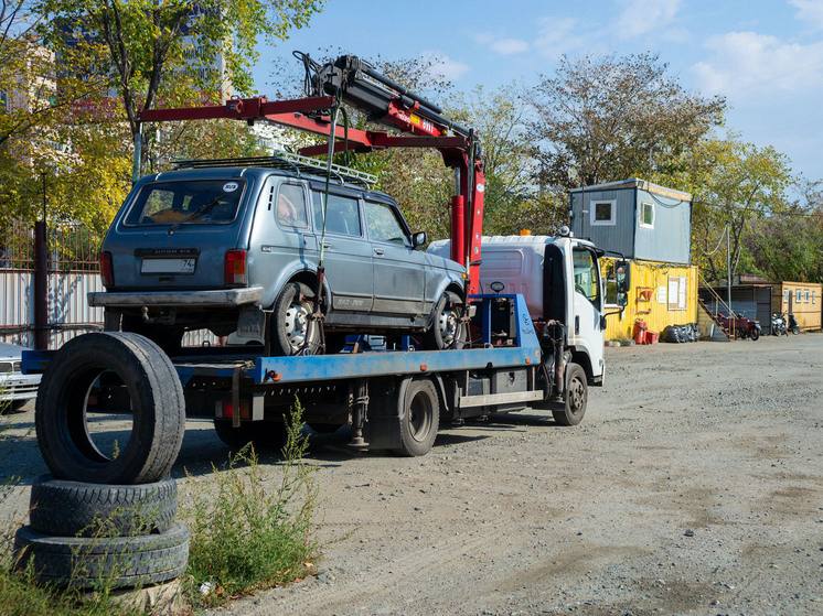 В Челябинске сократили срок для добровольной уборки автохлама с улиц Решением депутатов городской думы внесены изменения в Положение о порядке выявления перемещения хранения брошенных разукомплектованных транспортных средств расположенных на территории общего пользования города Челябинска Сокращен срок данный собственнику транспортного средства на добровольное перемещение с 30 до 7 календарных дней Это изменение нацелено на повышение антитеррористической безопасности жителей города отметили в думе chel duma eoblast