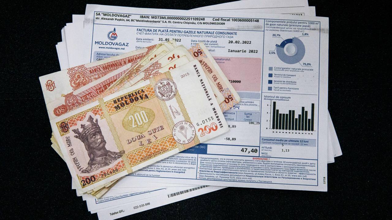 Жители Молдовы и в этом отопительном сезоне будут получать компенсации Министр труда и соцзащиты Алексей Бузу отметил что система компенсаций не изменится помощь будут выплачивать напрямую людям а не в виде компенсаций компаниям поставщикам Мы находимся на этапе технической подготовки системы Мы проанализировали прошлый сезон и скорректировали некоторые аспекты заявил Бузу Чтобы получить помощь семьи должны будут заново зарегистрироваться на платформе compensatii gov md Компенсации охватят газ дрова уголь твердое топливо и центральное отопление В прошлом сезоне поддержку получили более 720 тыс семей а бюджет программы составил 2 69 млрд леев Подпишитесь на Glossa
