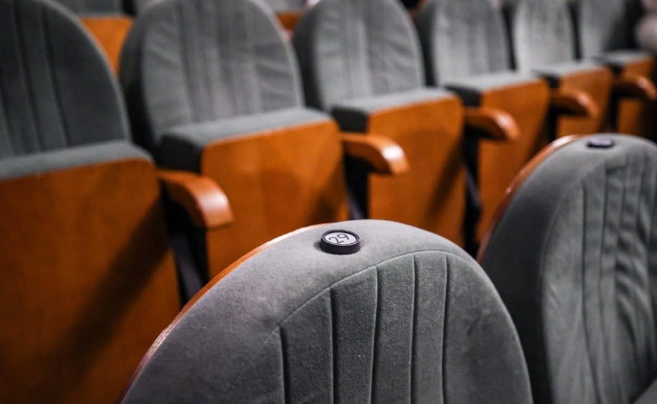 Кинотеатры продолжают терять аудиторию количество зрителей по предварительным итогам года сократилось на 8 следует из подсчетов РБК на основе данных ЕАИС Фонда кино При этом рост кассовых сборов обеспеченный главным образом за счет повышения цен на билеты составил 10 год к году Киносети связывают отток посетителей с нестабильным репертуаром и отсутствием технологий которые сделают просмотр фильма в кинотеатре более привлекательным чем дома Минкультуры при этом ждёт что в 2026 году отрасль вернётся к росту за счёт фильмов с господдержкой В министерстве также напоминают про три главных премьеры предстоящих новогодних каникул семейных картинах Буратино Чебурашка 2 и Простоквашино Но участники рынка опасаются что столкновение в новогодней битве фильмов с одинаковой целевой аудиторией может негативно сказаться на их сборах Фото Сергей Лантюхов NEWS ru Global Look Press РБК в Telegram и MAX