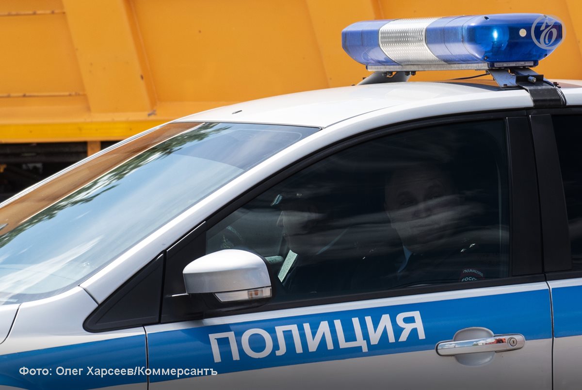 Полиция задержала блогера на Mercedes после автошоу в центре Петербурга Сотрудники правопорядка пришли к 33-летнему блогеру, который в конце апреля этого года устроил шоу на Mercedes на Гончарной улице, сообщает ГУ МВД РФ по Петербургу и Ленобласти. Злоумышленник устроил пробуксовку, сжигая «резину» на проезжей части. Действия молодого человека записывал на видео его приятель, чтобы затем опубликовать в социальных сетях. Полицейские не оценили контент и возбудили уголовное дело. Гонщик, не ожидавший встречи с правоохранительными органами, пытался оправдаться, заверяя, что не увлекается подобным, а видео снято очень давно. Тем не менее, сотрудники правопорядка не поверили молодому человеку. В 2012 году он был участником смертельной аварии, управляя мотоциклом. Тогда погибла 17-летняя девушка. Выйдя из мест лишения свободы петербуржец начал вести блог, где выкладывал опасные трюки. Сейчас молодой человек находится в отделе полиции, ему избирают меру пресечения.
