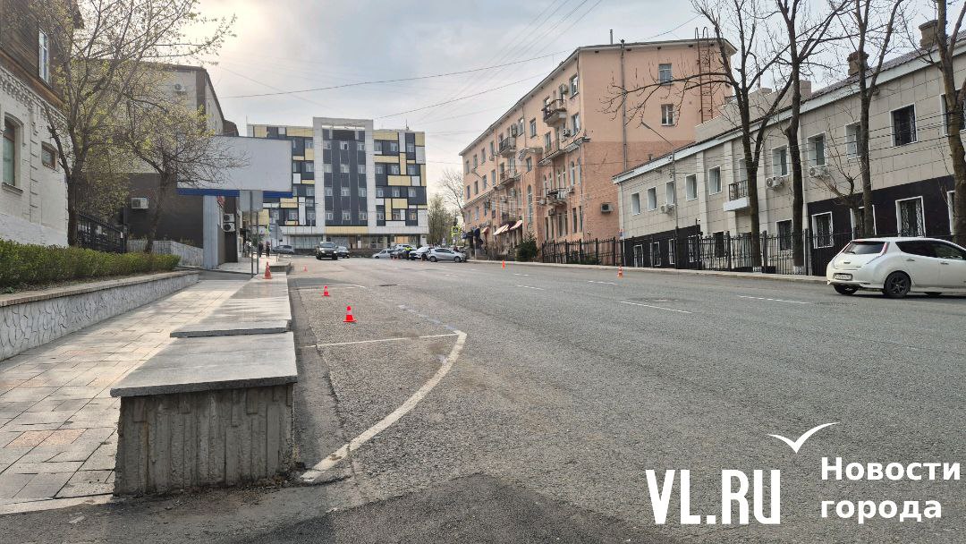 Вместе с перекрытыми улицами город сегодня утром потерял и часть платных парковочных пространств. Привыкшие парковаться в центре за деньги ищут сегодня другие места. Причём платная парковка закрыта и на тех улицах, которые формально под перекрытие не попадали. Например, на Фонтанной всё заставлено конусами. Подробнее