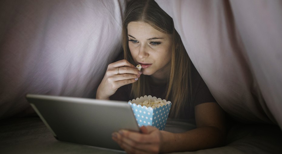 В России станет ещё меньше голливудских фильмов Депутат Госдумы Евгений Марченко предложил штрафовать онлайн кинотеатры на 3 млн рублей за фильмы искажающие образ российских и советских военных В качестве примера он привёл серию фильмов Рэмбо где советские солдаты показаны противниками главного героя а также ленты о русской мафии Марченко назвал такой контент оскорбительным Представитель Минкультуры на заседании сообщила что ведомство совместно с Роскомнадзором уже мониторит контент платформ и проверяет наличие прокатных удостоверений у фильмов Иногда ленты размещаются без необходимых документов в таких случаях Роскомнадзор направляет администрациям платформ запросы на удаление не разрешённых к показу фильмов iguides