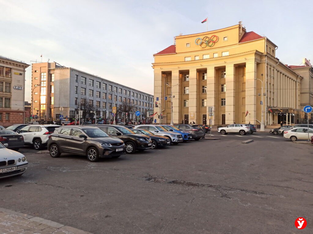 Минск вошел в топ-20 самых удобных для пеших прогулок городов мира  В рейтинге, опубликованном на Visual Capitalist, учитывалось среднее время, которое жители тратят на дорогу до ключевых городских объектов, включая школы, больницы, магазины и рестораны.  Лидирующие позиции заняли Милан, Копенгаген и Турин. В первую десятку также вошли Дублин, Лион, Мюнхен, Париж, Марсель, Генуя и Эдинбург.    Среди городов соседних с Беларусью стран в топ-20 оказался только Санкт-Петербург, который занял 13-е место.  #Минск    Подпишись — Минская правда MLYN.by