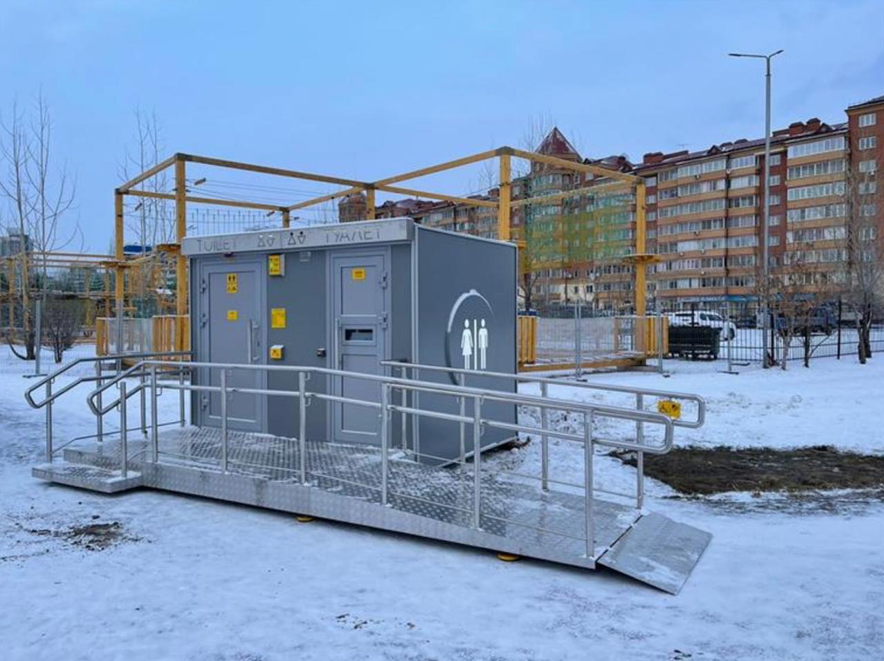 В Красноярске у шести ледовых городков установят бесплатные туалеты Как рассказали в администрации шесть кабинок установят в сквере Серебряном парке имени Гагарина Майпарке и на площади Свердлова Установку начнут на этой неделе Заработают туалеты после открытия ледовых городков они будут доступны до 11 января то есть до конца новогодних каникул Помимо этого обещают регулярный уход за ними Пользоваться ими можно будет бесплатно Уточняется что кабинки оборудованы для маломобильных жителей prmira news