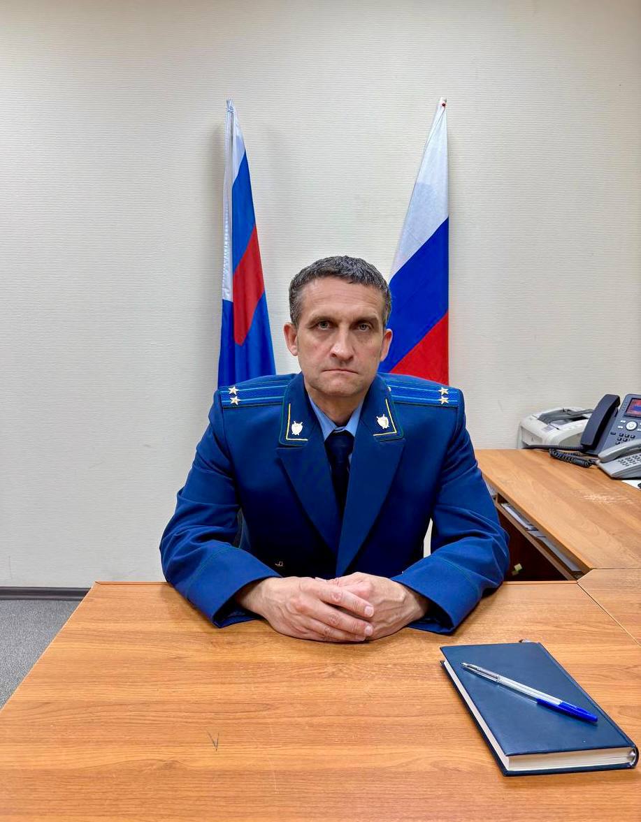 Новый прокурор назначен в Кичменгско-Городецкий район Вологодской области Приказом Генерального прокурора Российской Федерации от 10 июля 2025 года № 792-к прокурором Кичменгско-Городецкого района Вологодской области сроком на 5 лет назначен советник юстиции Ивойлов Владимир Николаевич. До назначения на указанную должность Владимир Ивойлов с ноября 2022 года занимал должность заместителя прокурора Кичменгско-Городецкого района. Ивойлов В.Н. принят на службу в органы прокуратуры в ноябре 2003 года на должность следователя Великоустюгской межрайонной прокуратуры, с января 2007 занимал должность старшего следователя Великоустюгской межрайонной прокуратуры, в последующем также занимал должности помощника, старшего помощника и заместителя Великоустюгского межрайонного прокурора.
