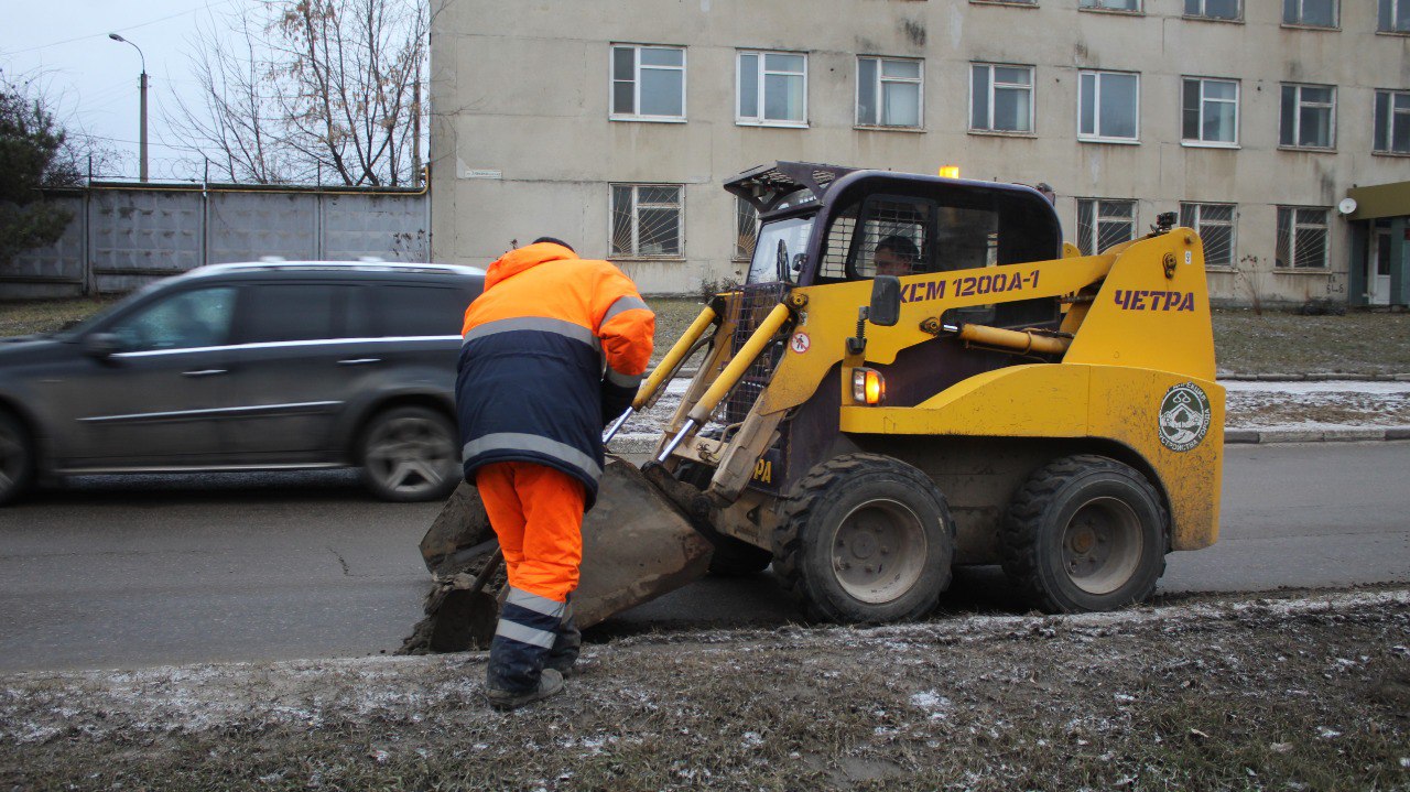 Сотрудники Дирекции благоустройства утром 3 февраля приступили к уборке городских территорий. Спецтехника работает на дорогах и тротуарах. В городе собирают случайный мусор, очищают урны.  Проезжую часть чистят на улицах Дзержинская, Спортивная, Зубковой, Касимовское шоссе. Электрики устраняют повреждение на сетях уличного освещения на улице 4-ая Линия.  Случайный мусор собирают на улицах Телевизионная, Пугачева, Ломоносова, Разина, Халтурина, Касимовское шоссе  вдоль ручья Быстрец , Московское шоссе, Михайловское шоссе, Дзержинского, Гагарина, Малое шоссе, Первомайский проспект и других.  Уборка города продолжится ночью.