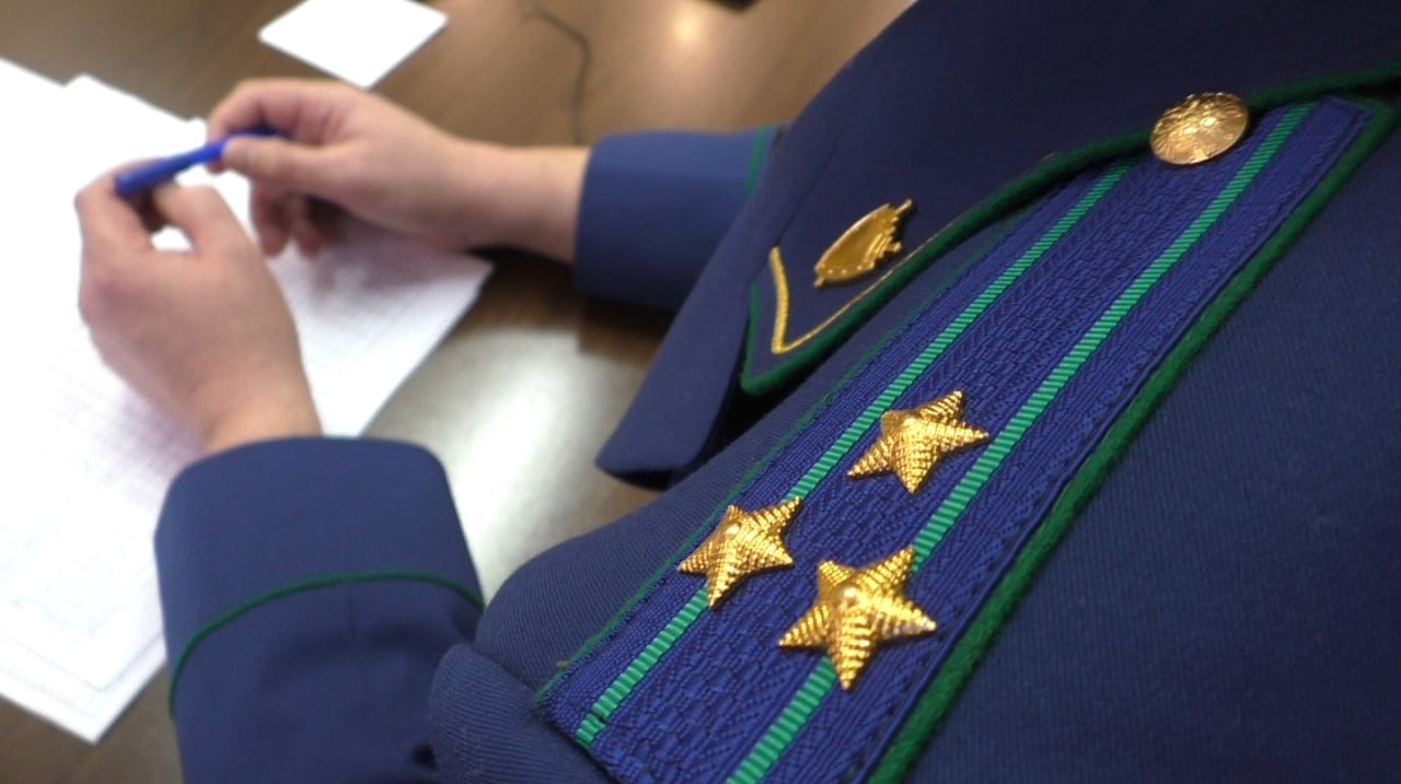 Долга нет а арест есть В Тынде после вмешательства прокуратуры судебные приставы освободили имущество гражданина от наложенных ограничений Тындинская городская прокуратура по поступившему обращению провела проверку деятельности территориального отдела судебных приставов Установлено что в июне 2025 года в качестве должника по исполнительному производству необоснованно привлечен гражданин чьи фамилия имя отчество дата рождения совпадают с данными гражданина действительно являющегося ответчиком по исполнительному документу При этом постановление о запрете на совершение действий по регистрации имущества земельного участка здания помещения вынесено без проверки полных данных для идентификации надлежащего должника имевшихся в распоряжении судебных приставов что свидетельствует о незаконности таких действий Ошибка в идентификации гражданина как должника в рамках исполнительного производства привела к незаконному принятию постановления о запрете на совершение действий по регистрации имущества гражданина который должником по исполнительному производству не является и применению мер принудительного исполнения судебных актов повлекшее нарушение прав и законных интересов гражданина В результате принятых мер прокурорского реагирования нарушения устранены незаконное решение в отношении имущества гражданина отменено prokuratura28