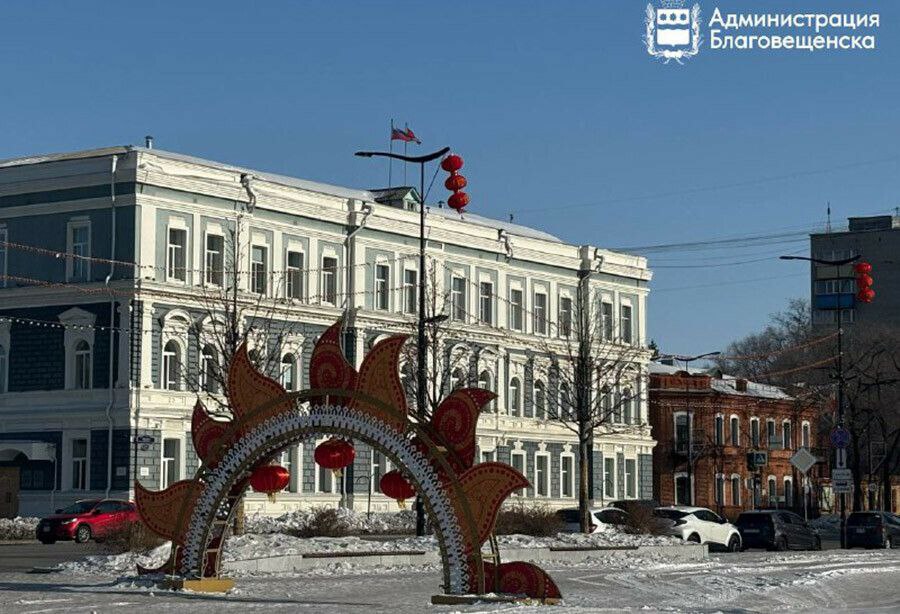 В субботу 14 февраля на улице Ленина в областном центре водителям придется снижать разрешенную скорость Это связано с празднованием китайского Нового года сообщили в мэрии Скорость движения транспорта до 20 км ч снизят на участке от Пионерской до Шимановского Ограничения будут действовать с 15 00 до 20 30 14 февраля Для того чтобы водители не забывали о временных правилах поставят соответствующие знаки От 50 летия Октября до Островского запретят стоянку автомобилей Ограничение будет действовать с с 15 00 до 20 30 14 февраля