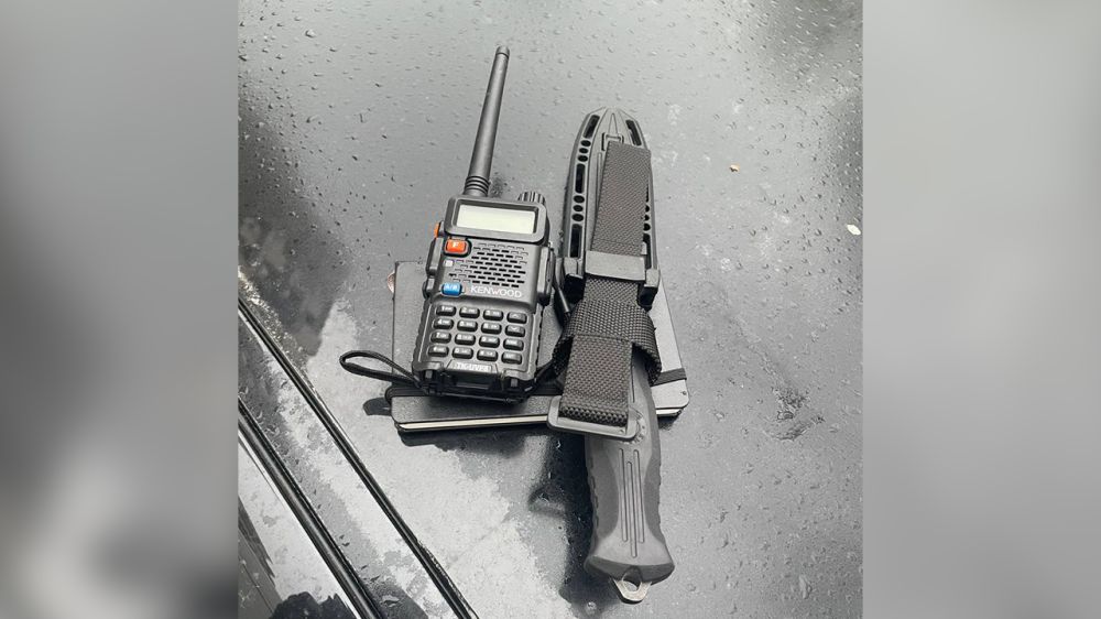 Под стражу заключён житель Крыма, который более года вымогал у бывшего работодателя 38 млн рублей Сотрудники отдела по борьбе с противоправным использованием информационно-коммуникационных технологий МВД по Республике Крым и Следственной части УМВД России по городу Симферополю в результате проведённой совместной работы вычислили и пресекли противоправную деятельность ранее судимого за имущественные преступления 32-летнего местного жителя. Он подозревается полицейскими в вымогательстве денежных средств в особо крупном размере. Установлено, что мужчина решил завладеть денежными средствами бывшего работодателя, которому финансы достались в наследство от отца. На протяжении года злоумышленник, используя оформленные на третьих лиц номера телефонов, систематически писал потерпевшему в мессенджере и требовал от него деньги. ... Подробнее>>>