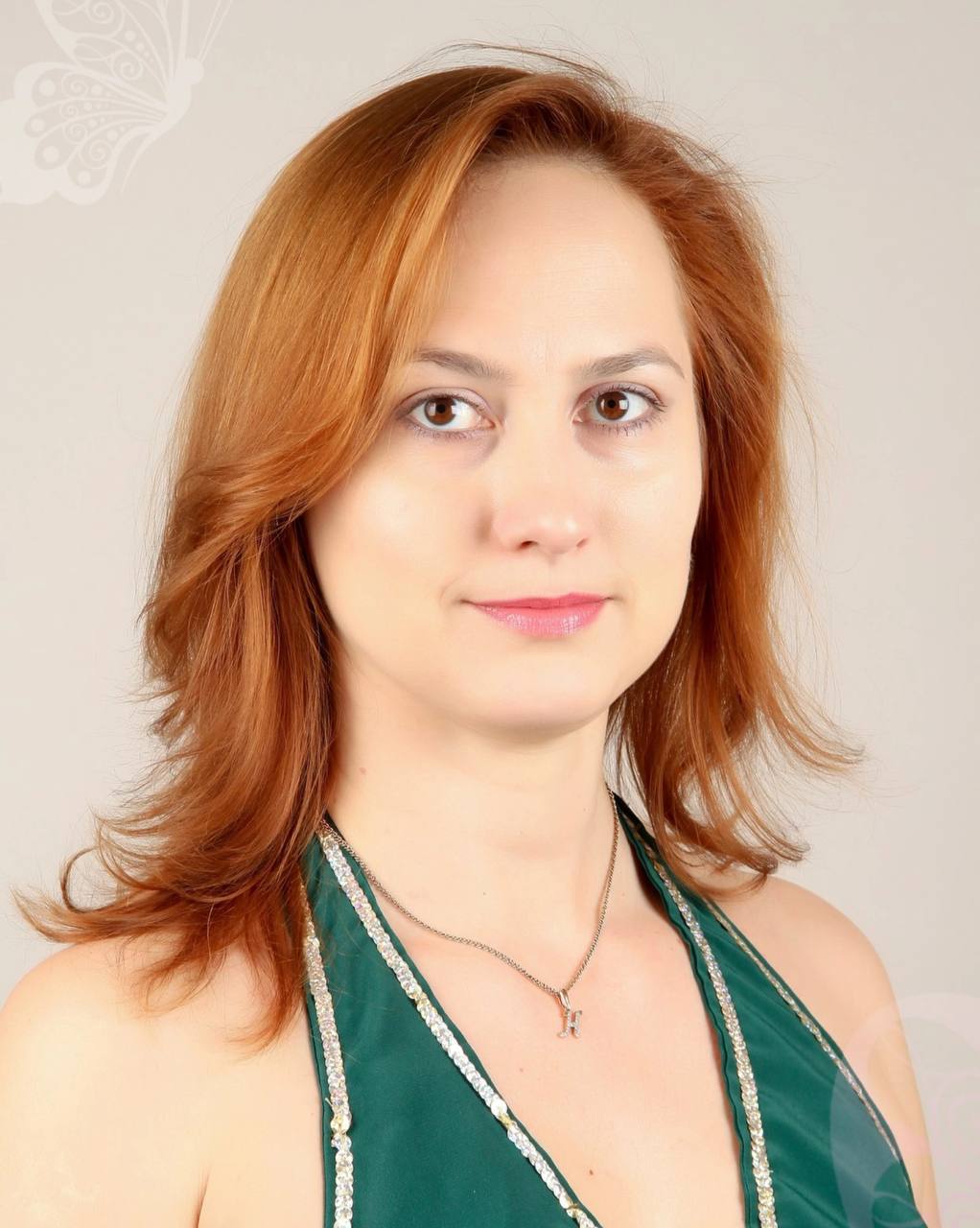 Жестоко убитая в дзержинском лесу Наталья Анисимова была сотрудницей администрации.  Она работала в отделе назначения в управлении соцзащиты. Для коллег ее гибель стала большим потрясением — девушка была трудолюбива и жизнерадостна, активно участвовала в общественной жизни города.  Выражаем соболезнования родным и близким.  Подпишись \ Предложи новость