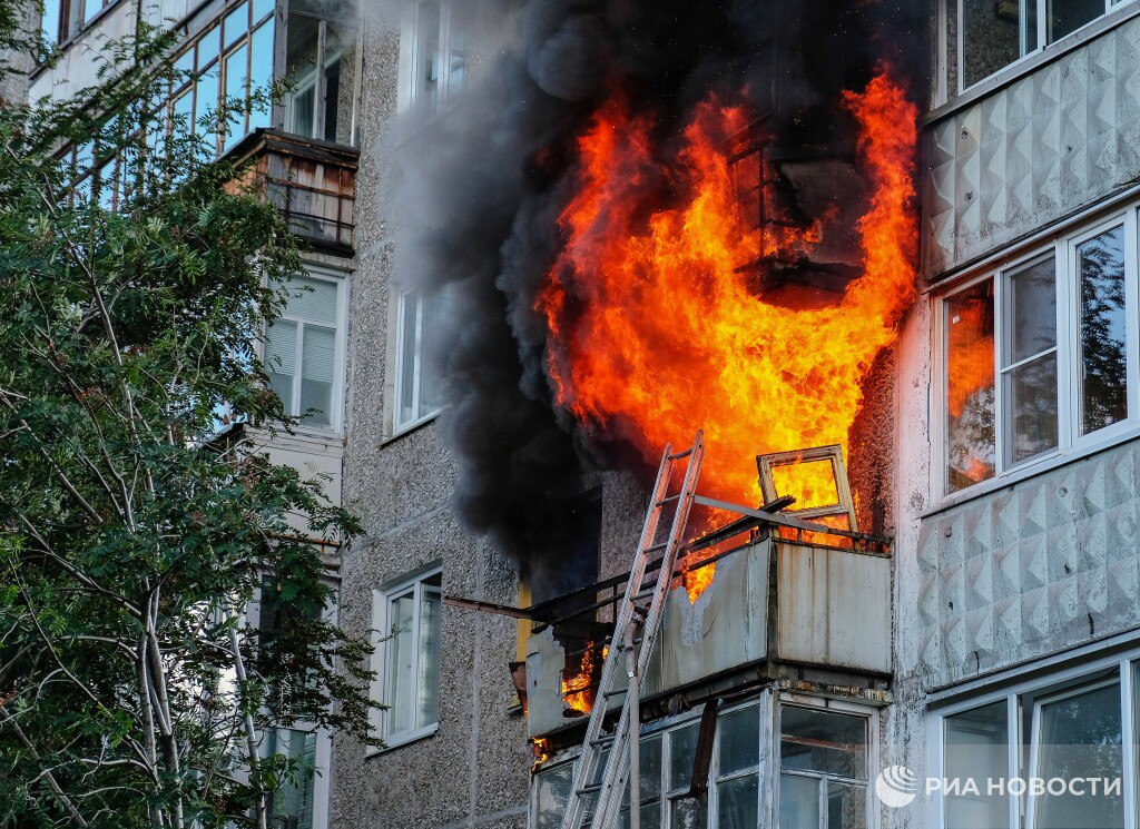 Зарядка оставленная в розетке может привести к пожару Любой блок питания со временем изнашивается особенно если все время находится под напряжением Постоянная подача тока ускоряет порчу компонентов и в какой то момент устройство может начать перегреваться искрить или даже стать источником короткого замыкания предупреждают в МТС В дешевых адаптерах часто экономят на изоляции и защите от перегрева а потому при длительном подключении они способны буквально свариться изнутри Если в квартире старая электропроводка или розетка болтается риск возгорания повышается в разы Подписаться на РИА Новости