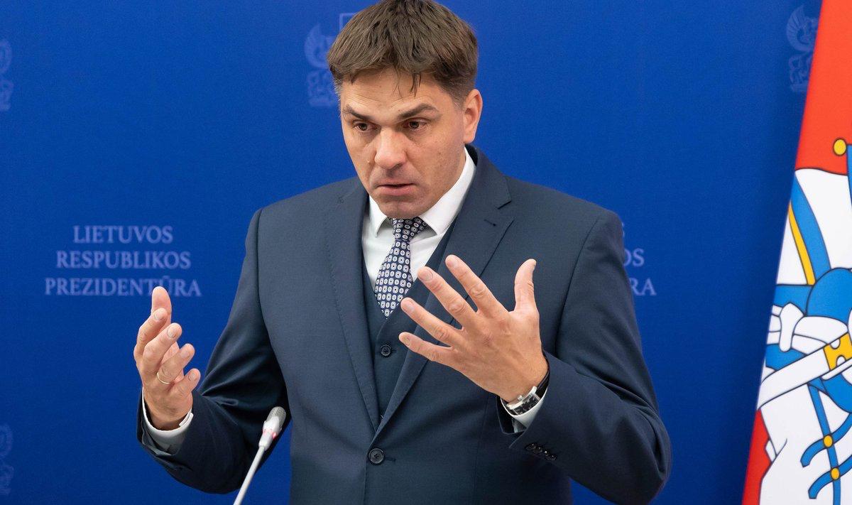 Президент Литвы назначил Адомавичюса министром В начале недели президент Литвы Гитанас Науседа встретился с новыми кандидатами в министры охраны природы культуры и энергетики В среду он назначим министрами Жигимантаса Вайчюнаса Каститиса Журомскаса и Игнотаса Адомавичюса Я представил парламенту правительство полного состава включая троих оставшихся министров сказал в интервью LRT президент Я сделал это с нелёгким сердцем Более того даже сегодня мы обсуждали появится ли другой кандидат который возможно мог бы сравниться с этим И Адомавичюсом Уважаемая премьер сказала что на данный момент у неё нет такого кандидата сказал Г Науседа www delfi lt a 120152967