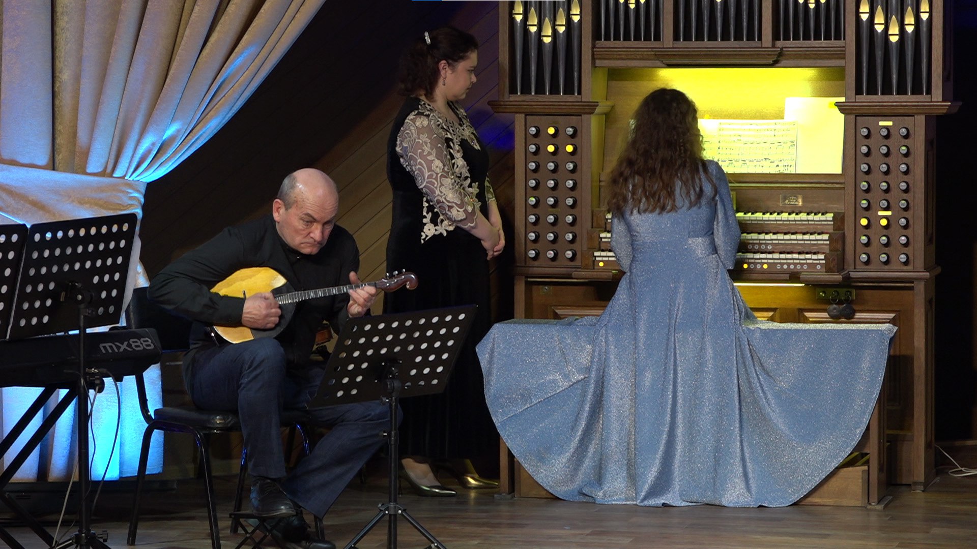 Рождественский концерт прошел в Забайкальской филармонии Заглянули на творческий огонёк корреспонденты Вести Чита в Забайкальскую краевую филармонию Там гостей поздравляют с праздниками необычными номерами