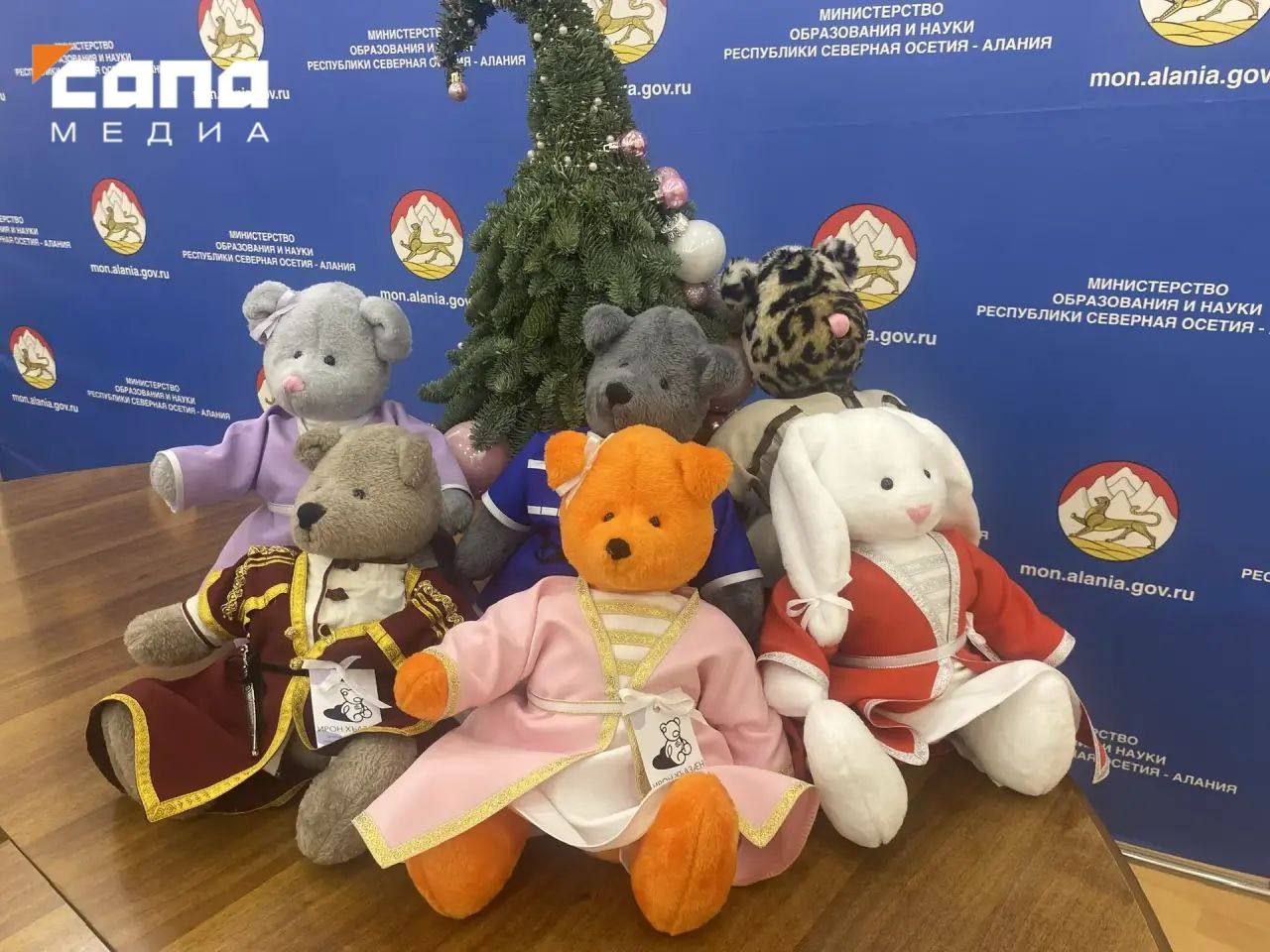 В 30 детсадов республики передали почти 200 игрушек говорящих на осетинском языке Около двух сотен говорящих на осетинском языке игрушек передали в первые 30 детсадов Северной Осетии сообщил глава региона Сергей Меняйло Ранее он поручил Минобру начать эту работу Игрушки разработала Элона Дзалаева созданные ей заяц медведь лиса и другие животные в национальной одежде рассказываю сказки на осетинском языке По словам главы республики это помогает малышам воспринимать язык в понятной форме Помимо игрушек наши дошкольные учреждения получат книги на родном языке Важно чтобы уже в детском саду с малышами занимались осетинским языком сказал Меняйло Он призвал жителей региона чаще говорить с детьми дома на родном языке Подписывайся на Сапа 15 Telegram МАХ