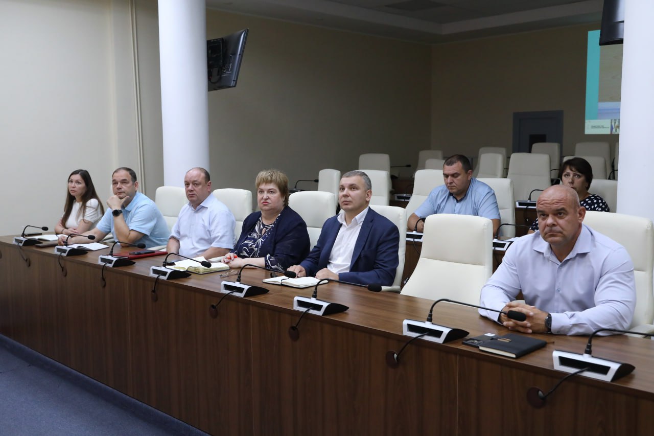 Повестка совещания Губернатора Московской области А.Ю.Воробьева с участием членов Правительства МО и глав городских округов 4 августа включала в себя ряд актуальных тем.  Одна из них – о реализации планов модернизации  капремонту, реконструкции, строительству  объектов водоснабжения и водоотведения на территории Московской области. Администрацией г.о.Долгопрудный в рамках работы соответствующей межведомственной рабочей группы подана заявка об участии в региональной программе по модернизации систем водоснабжения и водоотведения на 2026-2030 гг. по 10 объектам.  Девять объектов предварительно согласованы. Работа продолжается.  Кроме того, большой объём работ реализуется в рамках подготовки к предстоящему отопительному периоду.   Проводится модернизация котельных и теплосетей, подготовка многоквартирных домов, инженерных систем, коммуникаций.   Цель очевидна -  отопительный сезон в округе должен начаться вовремя.                                                                                                                                                                                                                                                                                                                                                                                                                       #Долгопрудный #ЖКХ #отопительныйпериод