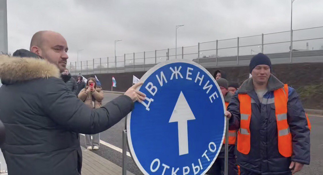 В Самаре официально открыта автомагистраль Центральная Дорожные работы велись почти два года В Самаре 3 декабря состоялось долгожданное открытие первого этапа автомагистрали Центральная Речь идёт о 14 километровом участке от Ракитовского шоссе до автодороги Обводная г Самары Подрядчиком выступило ООО ДСК Трансстрой принадлежащее депутату Самарской губдумы Андрею Мурзову Гендиректором компании является Сергей Сурков На строительстве объекта освоено 8 6 млрд рублей Проект развития магистрали Центральная появился в генплане Куйбышева ещё в 1965 году Строительство объекта дорожной инфраструктуры велось с января 2023 года Дорога состоит из 4 6 полос движения с двумя транспортными развязками тротуарами и уличным освещением Проведено переустройство инженерных сетей Помимо реконструкции проезжей части возведены два путепровода тоннельного типа в районе Петра Дубравы и станции Дачная где велась работа по строительству совместно со структурами РЖД На верхней части тоннеля находятся три пути по которым в том числе двигаются электрички Установлены шумозащитные экраны освещение на проезжей части и тротуарах Устроены велодорожки пешеходные переходы и светофорное регулирование Полностью реализовать проект автомагистрали Центральная планируется в ближайшие пять лет Со следующего года начнётся реализация второго этапа строительства с которым планируют справиться за 2 2 5 года Он включает в себя участок дороги от проспекта Кирова до Ракитовского шоссе Прокладывать проезжую часть будут по проспекту Карла Маркса Протяжённость второго этапа магистрали порядка 5 км Планируется обустройство трёх путепроводов и возведение четырёх эстакад