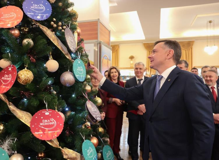 Юрий Слюсарь присоединился к новогодней акции Елка желаний Новогоднее дерево украшенное необычными шарами с пожеланиями детей было установлено в холле конференц зала областного правительства Юрий Слюсарь снял шары с пожеланиями пяти юных жителей Ростовской области Мирон из Ростова на Дону мечтает о подъемном кране с пультом управления Его брат Артемий о цифровом пианино Гордей хочет попробовать себя в роли машиниста поезда его брат Макар мечтает о батуте А 12 летний ростовчанин Матвей загадал встречу с губернатором Ростовской области Все пожелания ребят обязательно сбудутся пообещал губернатор Фото Донское правительство ИА ДОН 24 Отправить новость